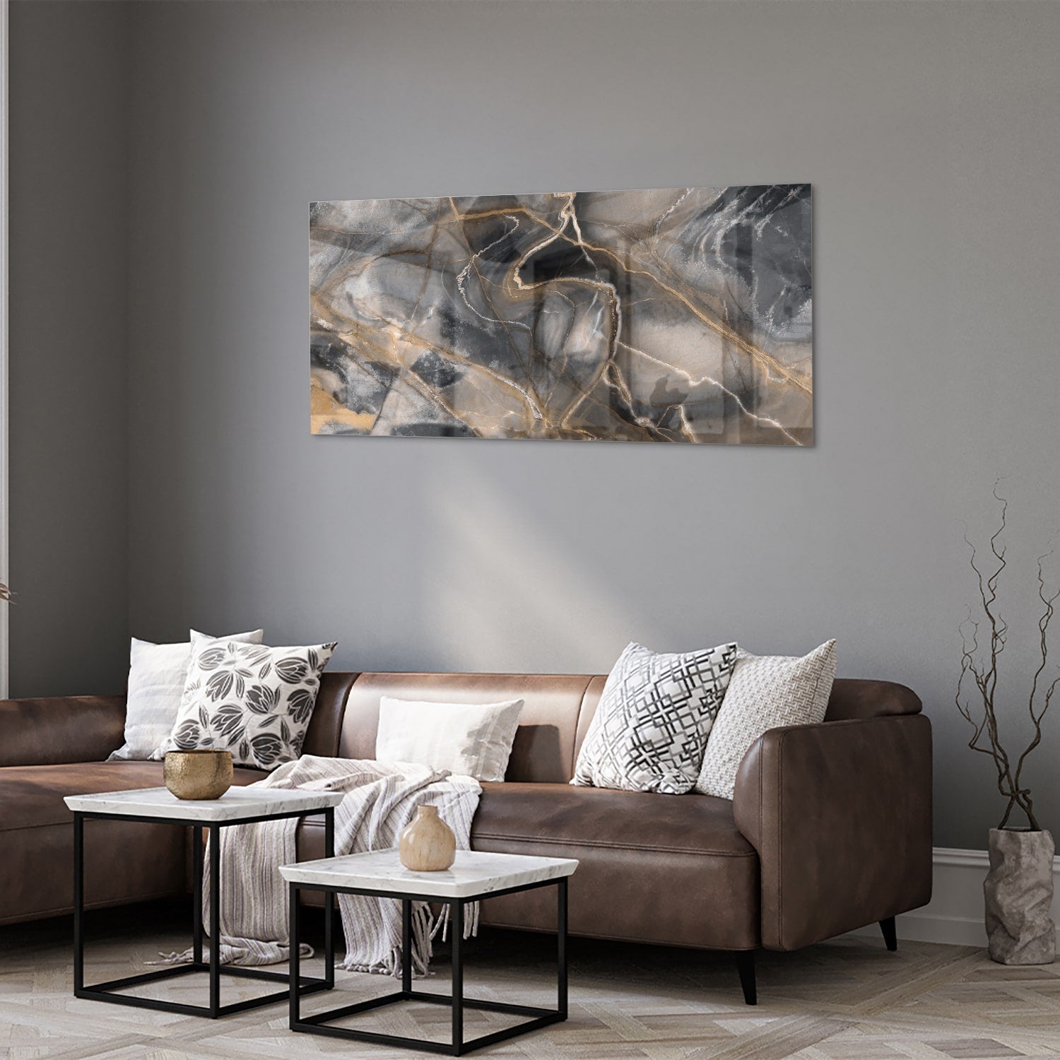 Abstract glazen schilderij met zwarte en gouden lijnen aan de muur.