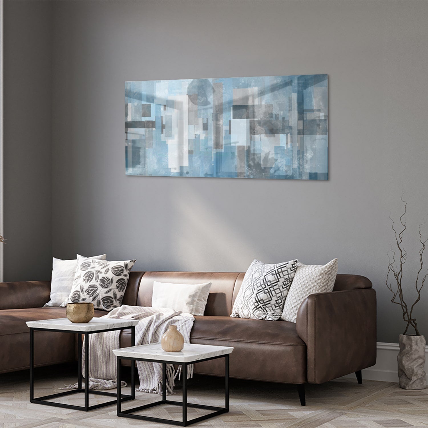 Abstract glas schilderij met blauwe en grijze tinten aan de muur