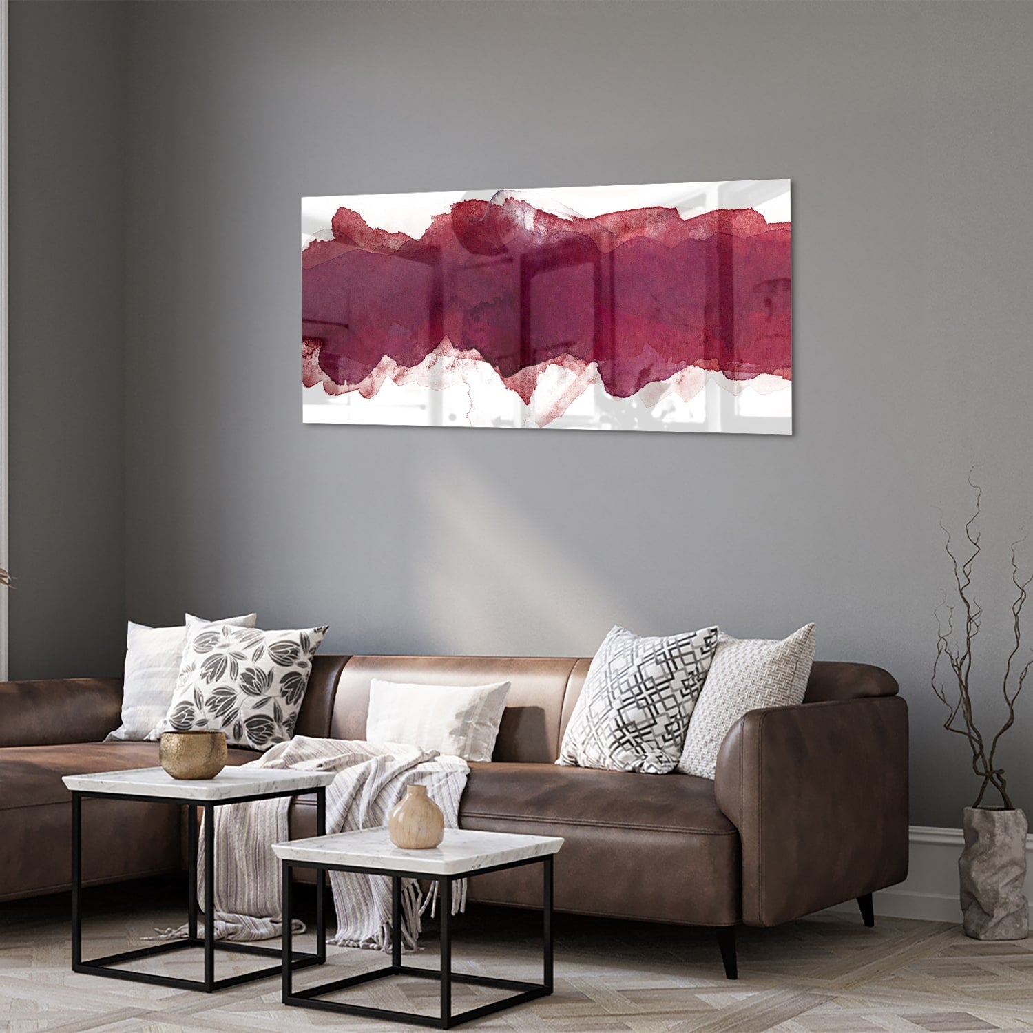 Abstract glas schilderij in dieprood gehangen boven een moderne kast