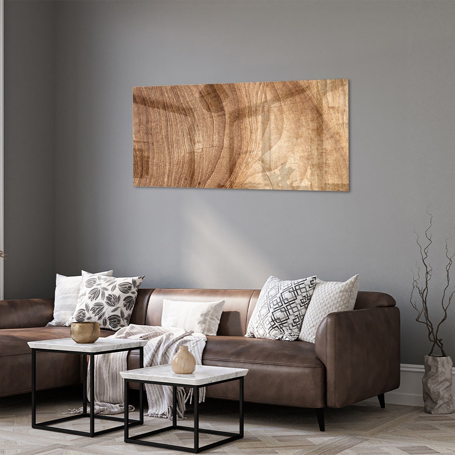 Glazen schilderij met een ontwerp in houttinten, hangt aan de muur.