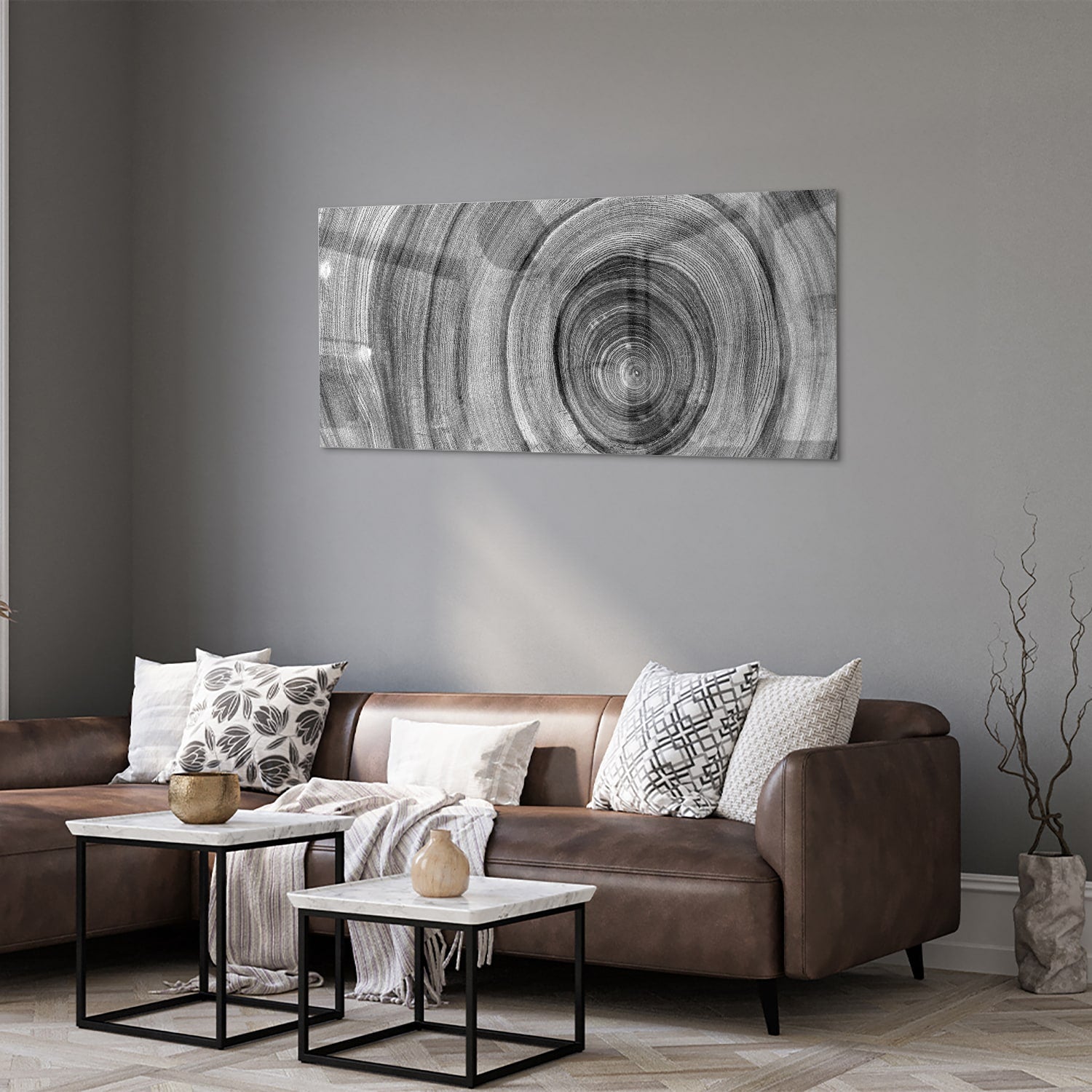 Abstract glazen schilderij in grijstinten met cirkels aan de muur
