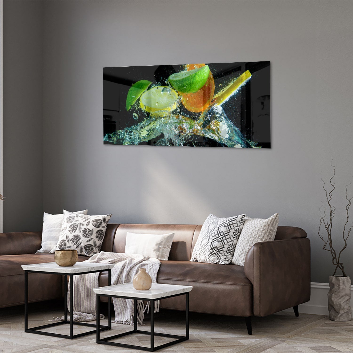 Glas schilderij met kleurrijke citrusvruchten en waterdruppels op een zwarte achtergrond.