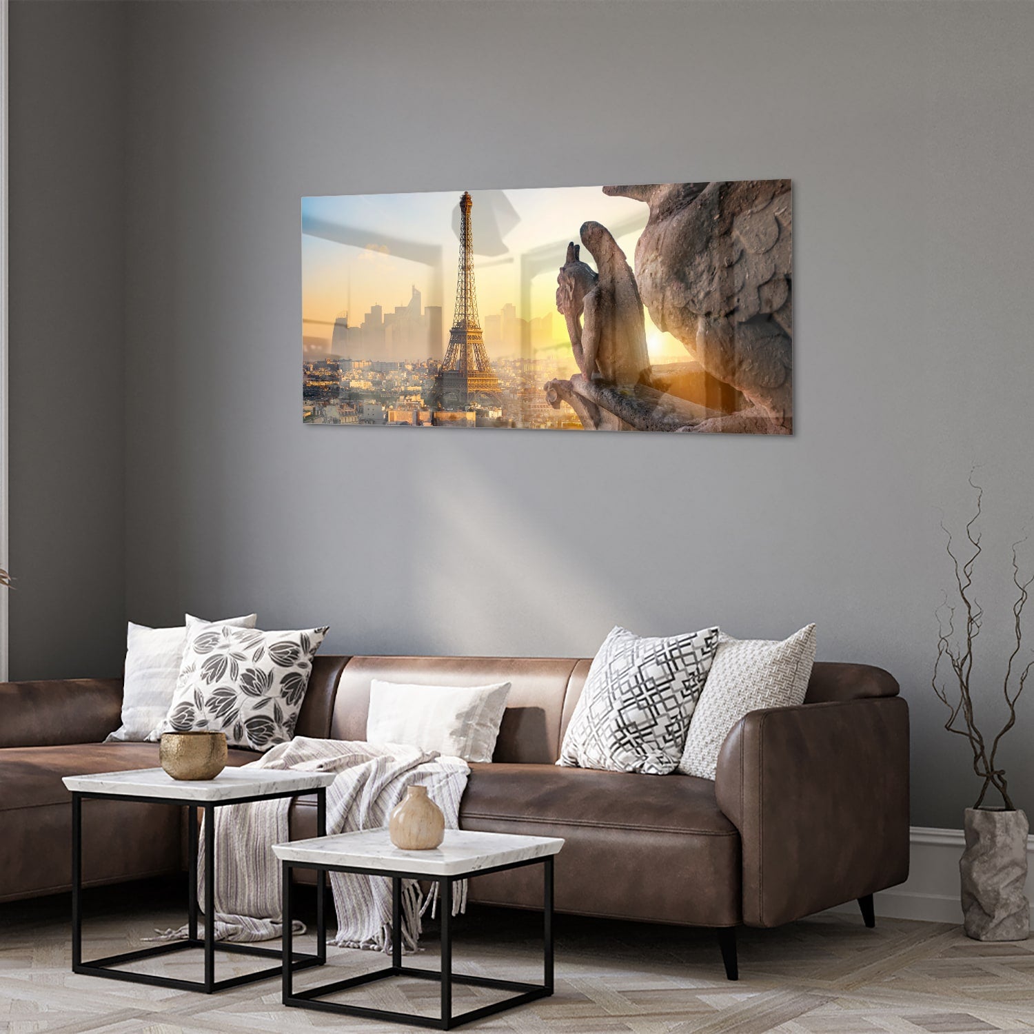 Glazen schilderij met de Eiffeltoren tijdens zonsondergang boven Parijs.