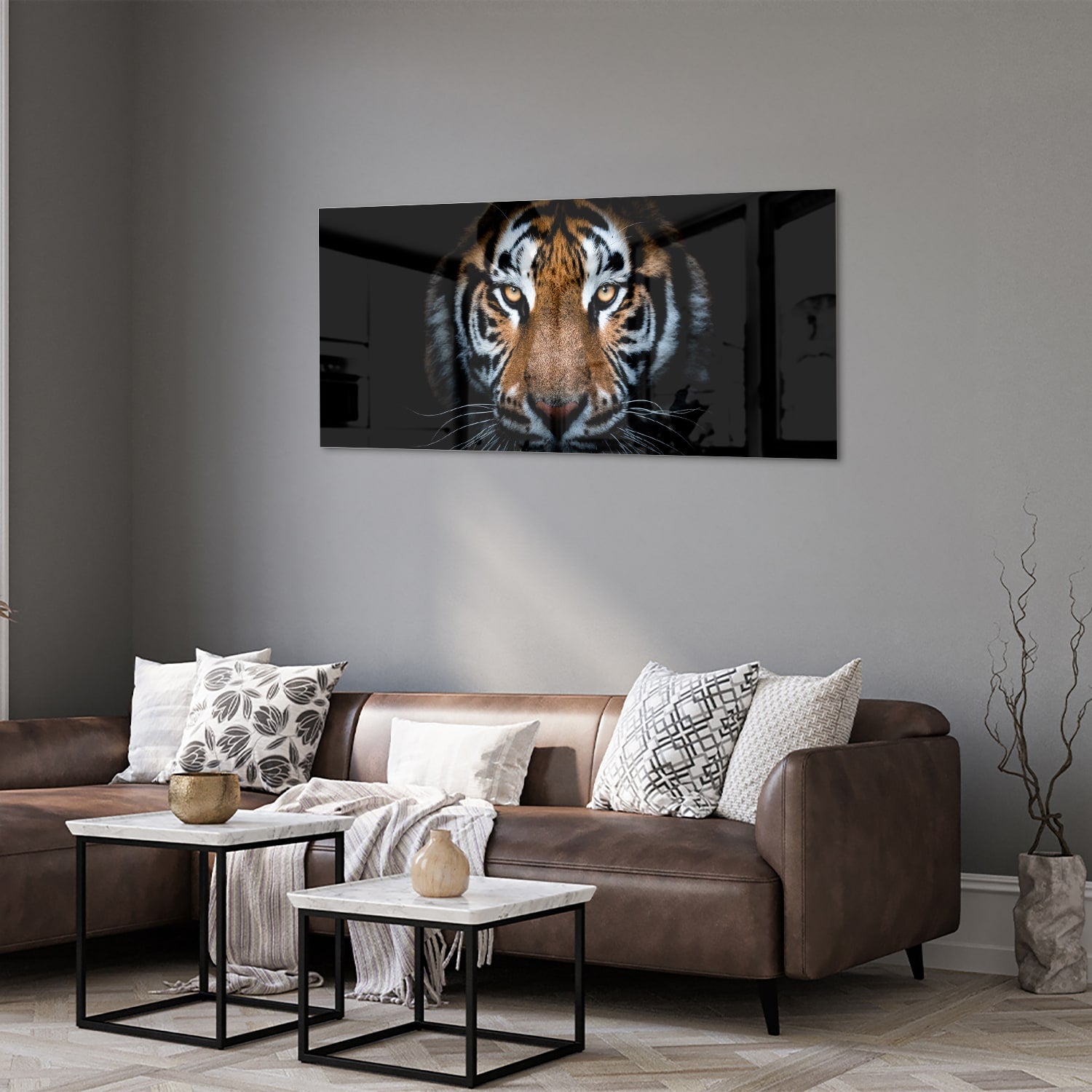 Glazen schilderij van een tijger met intense ogen, hangt aan de muur.
