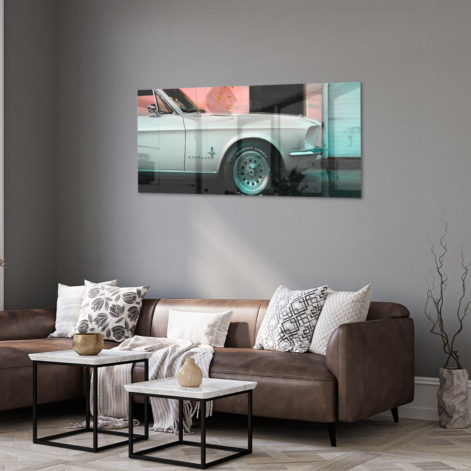 Glazen schilderij van een vintage auto in een sfeervol interieur