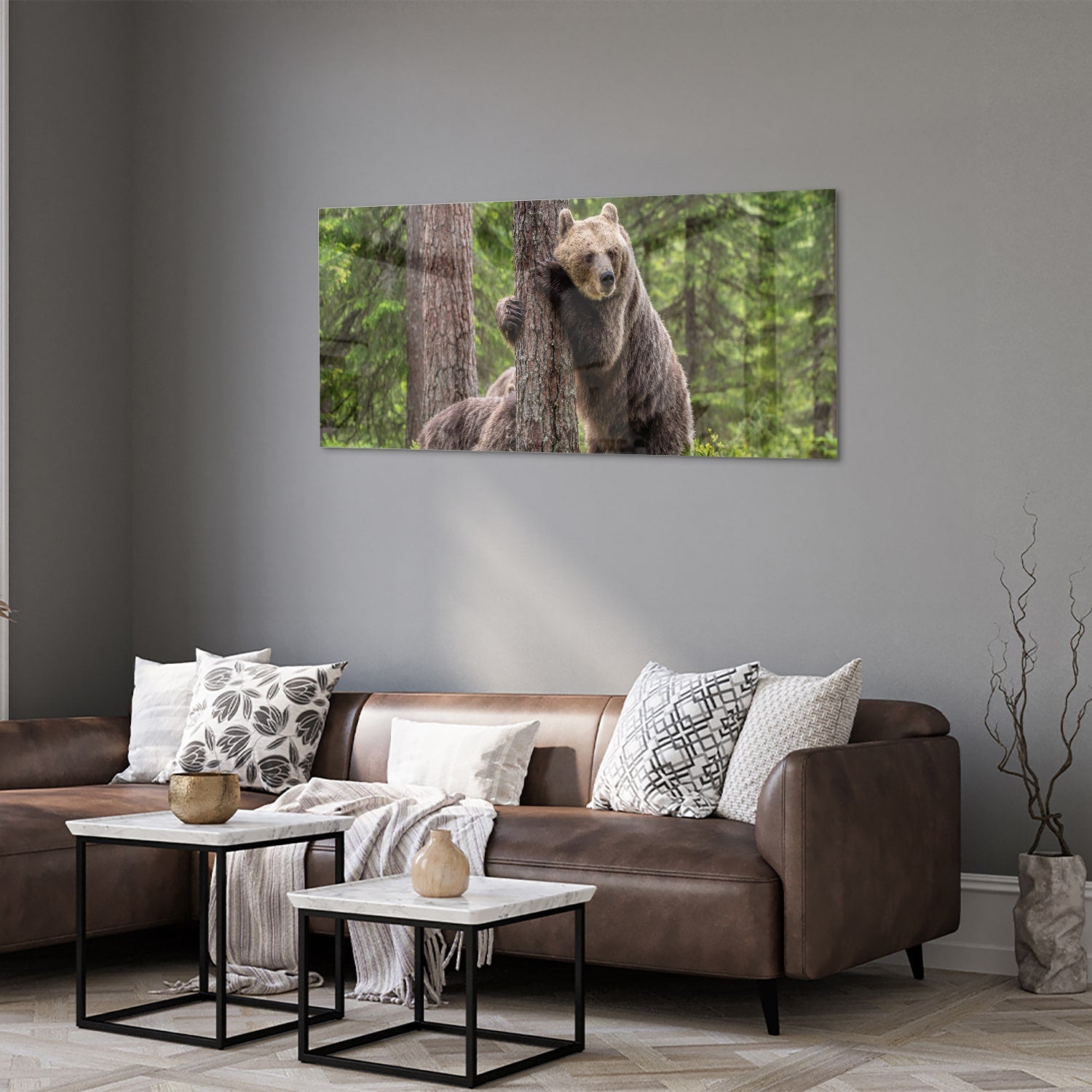 Glazen schilderij van een grizzly beer leunend tegen een boom in de natuur.