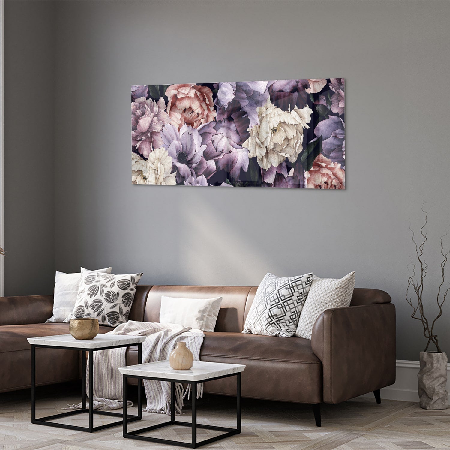 Glas schilderij met paarse en gouden bloemen in een moderne woonkamer