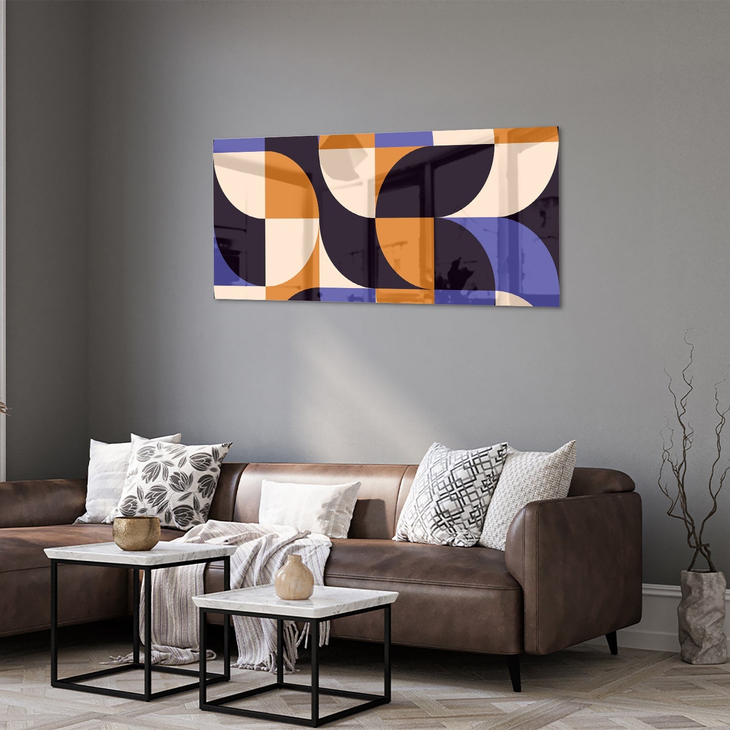 Abstract glazen schilderij met blauwe en oranjekleurige vormen, perfect voor moderne interieurs.