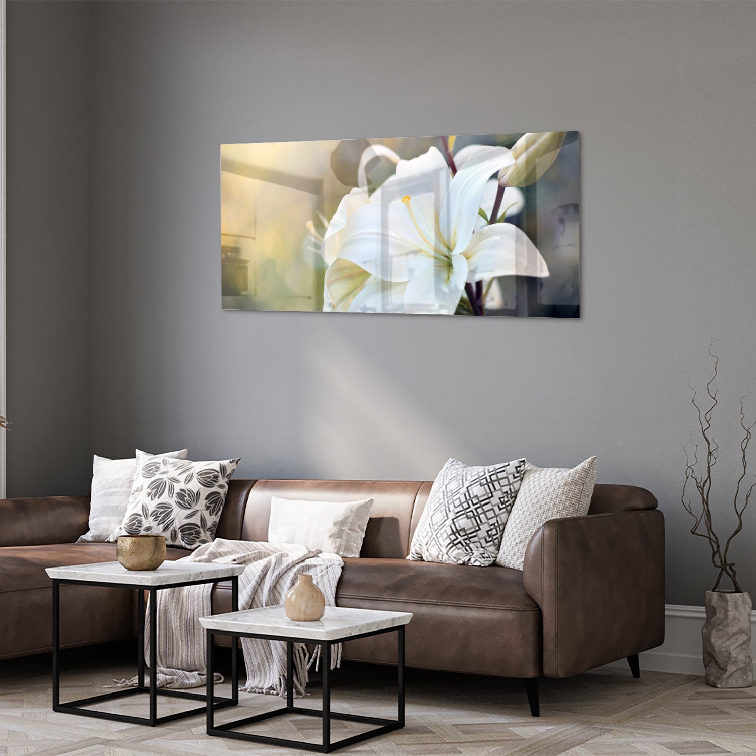 Elegant glazen schilderij van een witte lelie aan de muur
