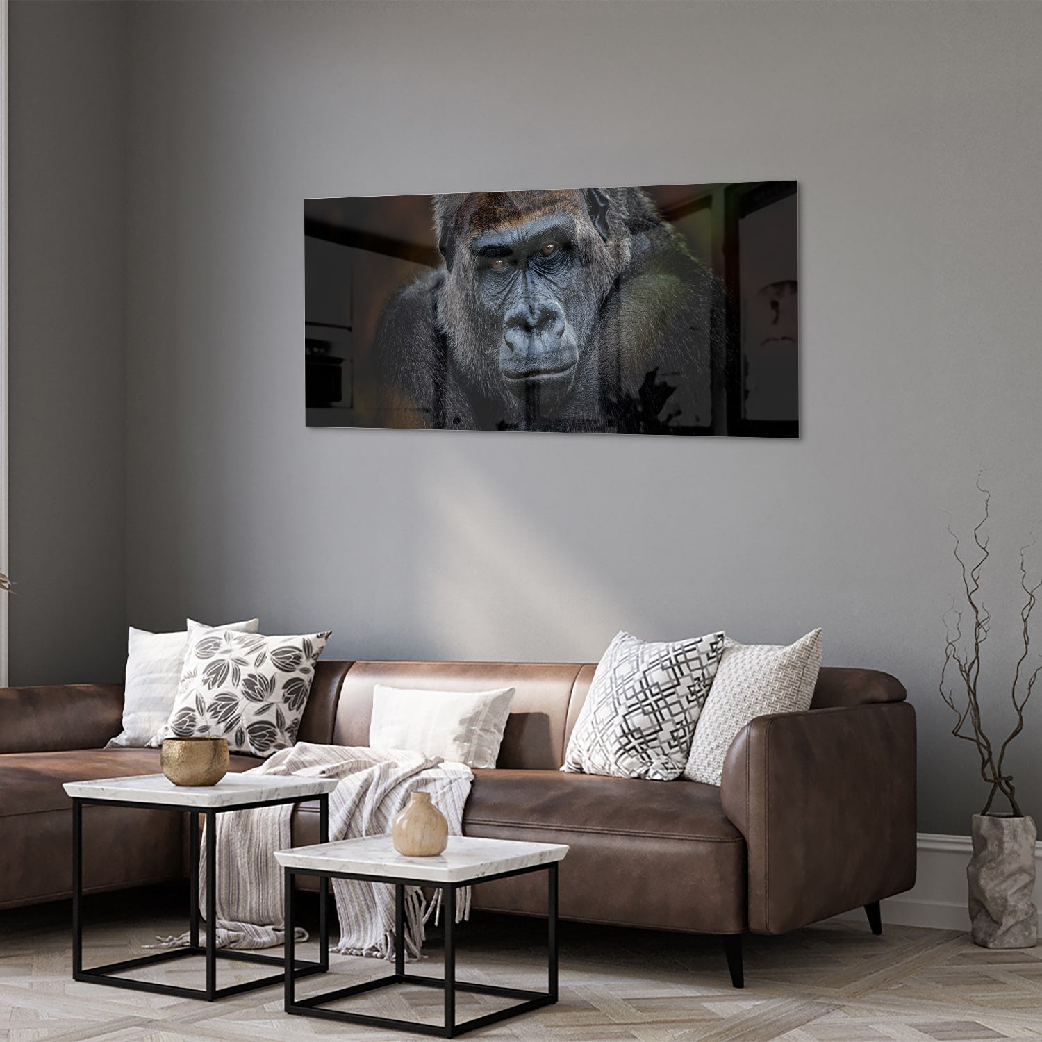 Glazen schilderij van een gorilla in een moderne woonkamer.