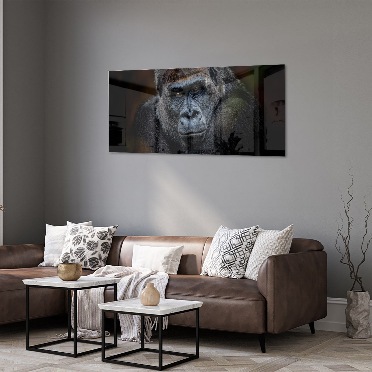 Glazen schilderij van een gorilla in een moderne woonkamer.