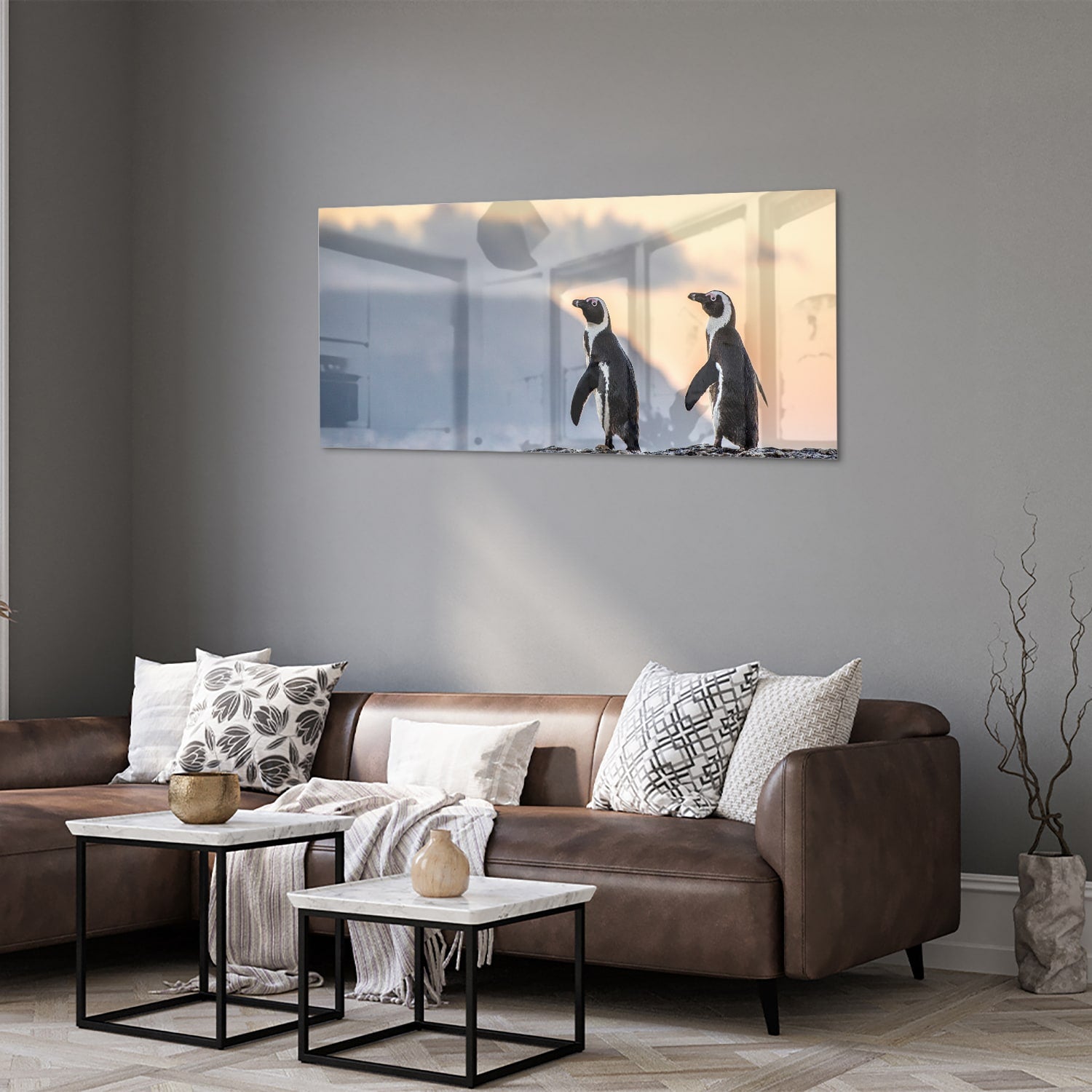 Glazen schilderij van pinguns aan zee met een zonsondergang op de achtergrond