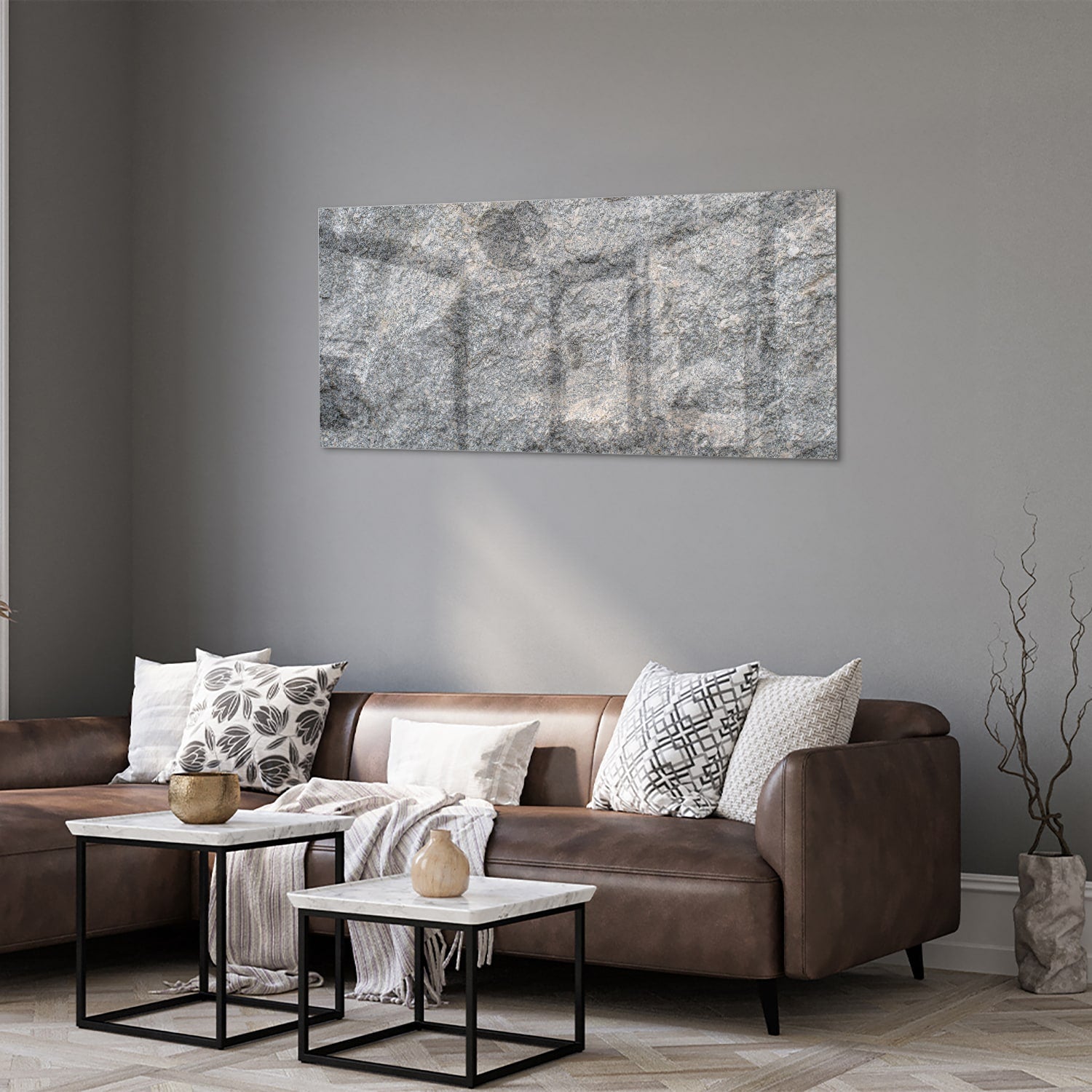 Glazen schilderij met abstracte textuur op muur in moderne woonkamer