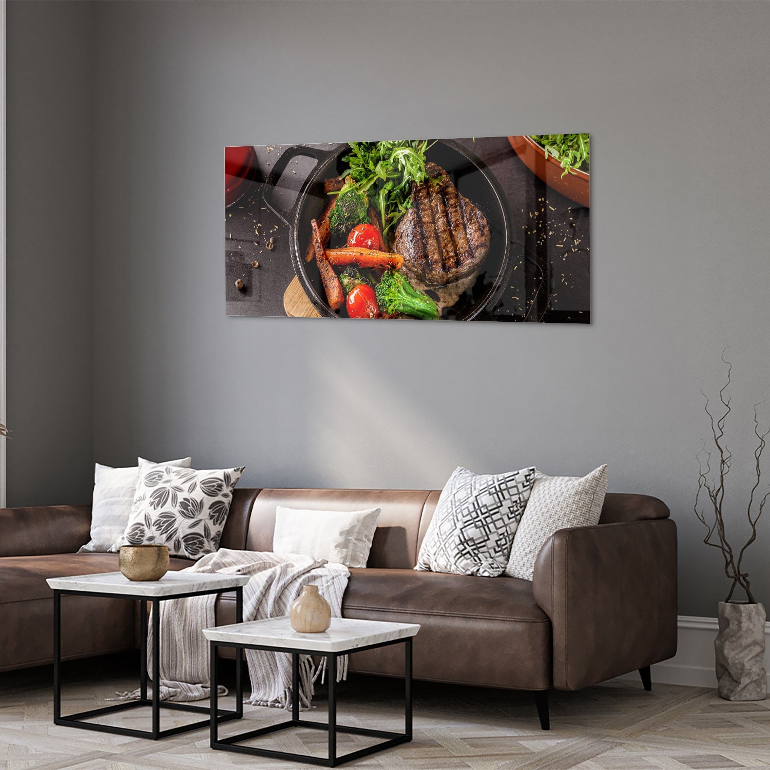 Glazen schilderij met een gegrilde steak en verse groenten in een pan