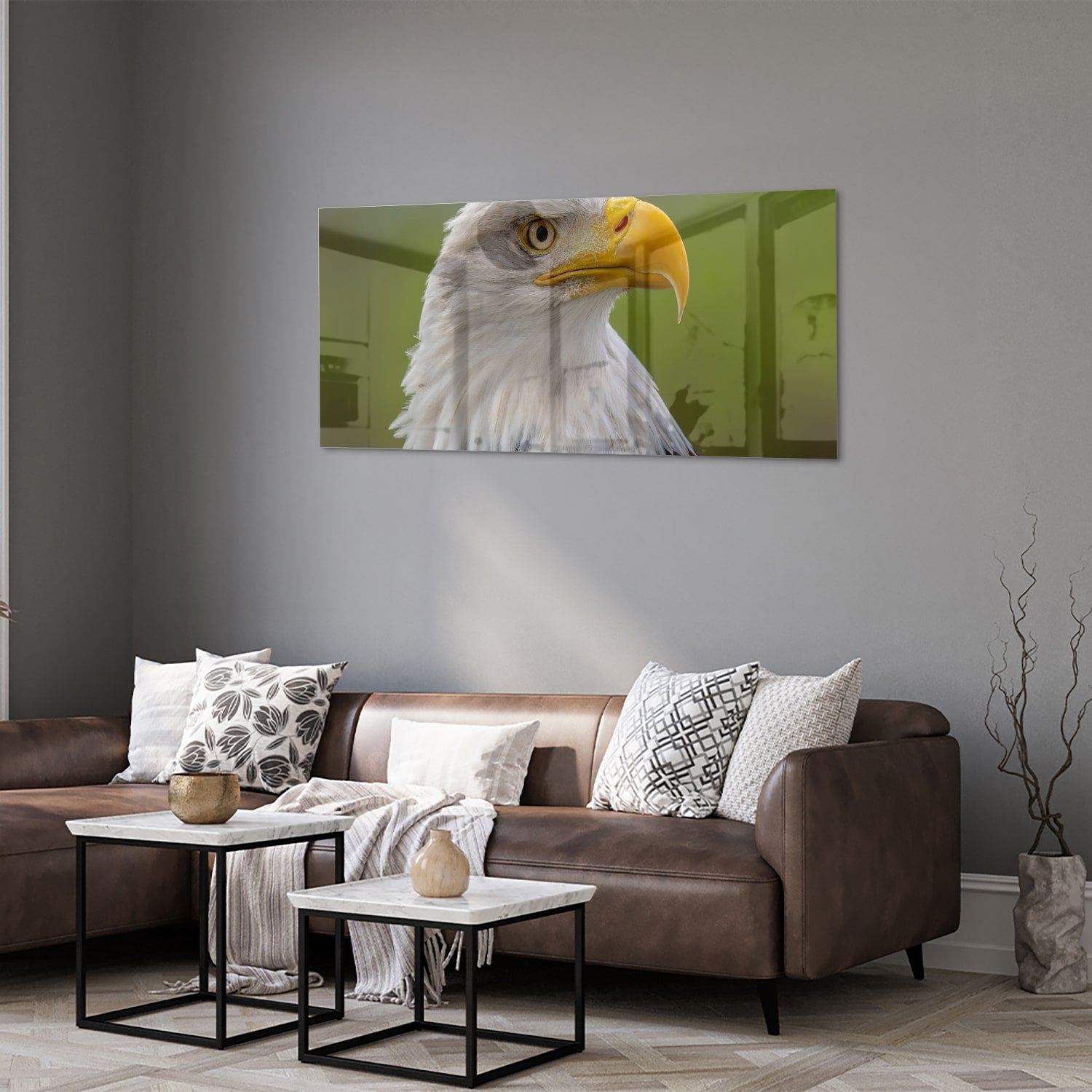 Een prachtig glazen schilderij van een Amerikaanse zeearend met een groene achtergrond.