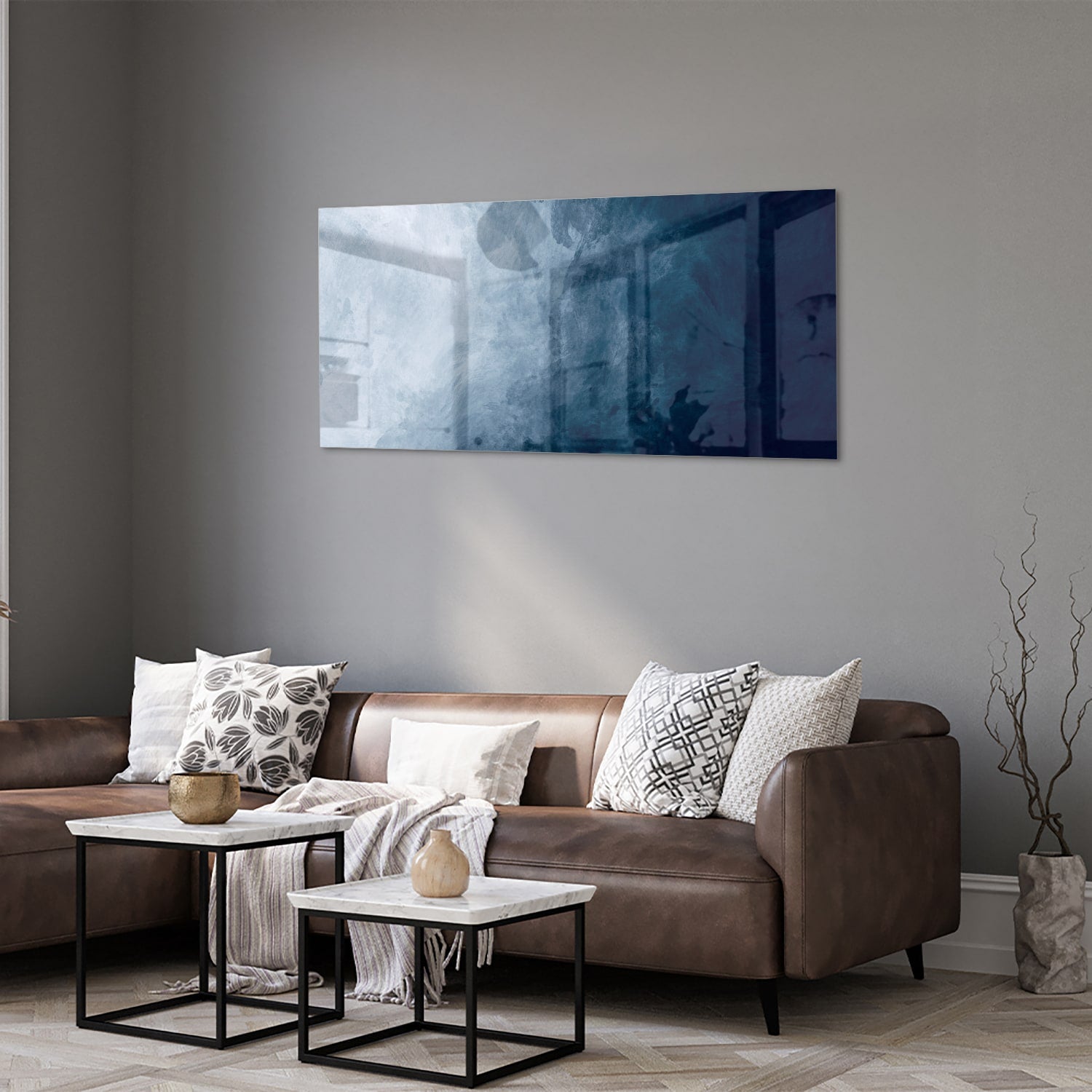 Abstract blauw glas schilderij aan de muur bij een houten meubel.