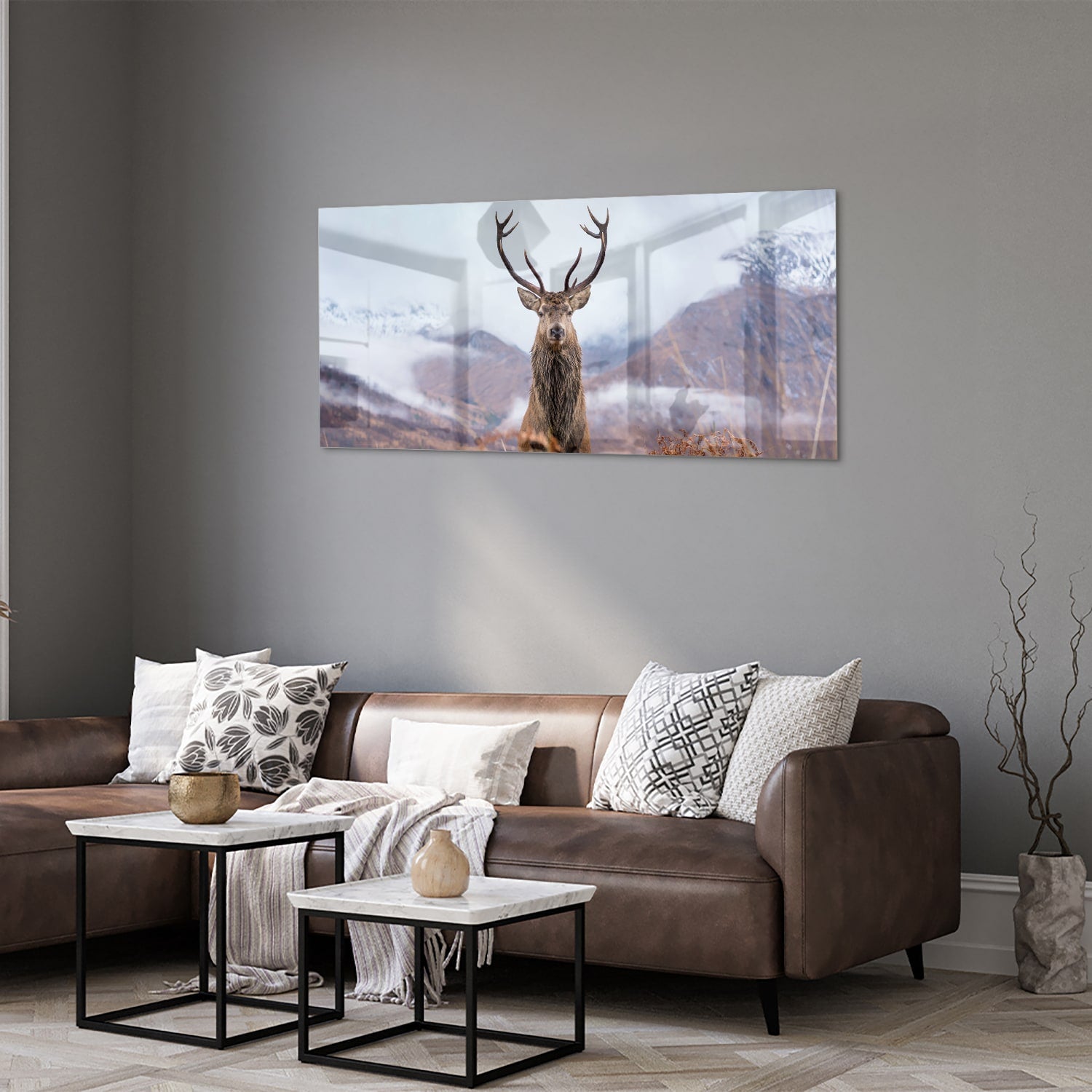 Glazen schilderij van een hert in een berglandschap met natuurlijke kleuren.