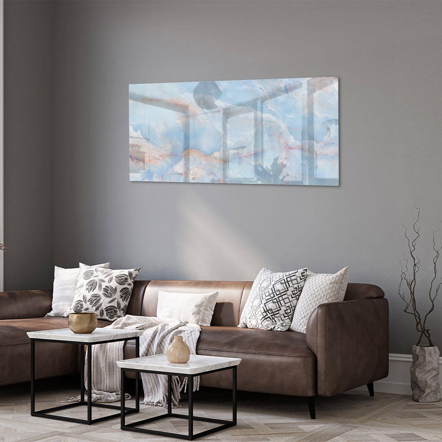 Abstract glazen schilderij in blauw en aardetinten aan de muur.