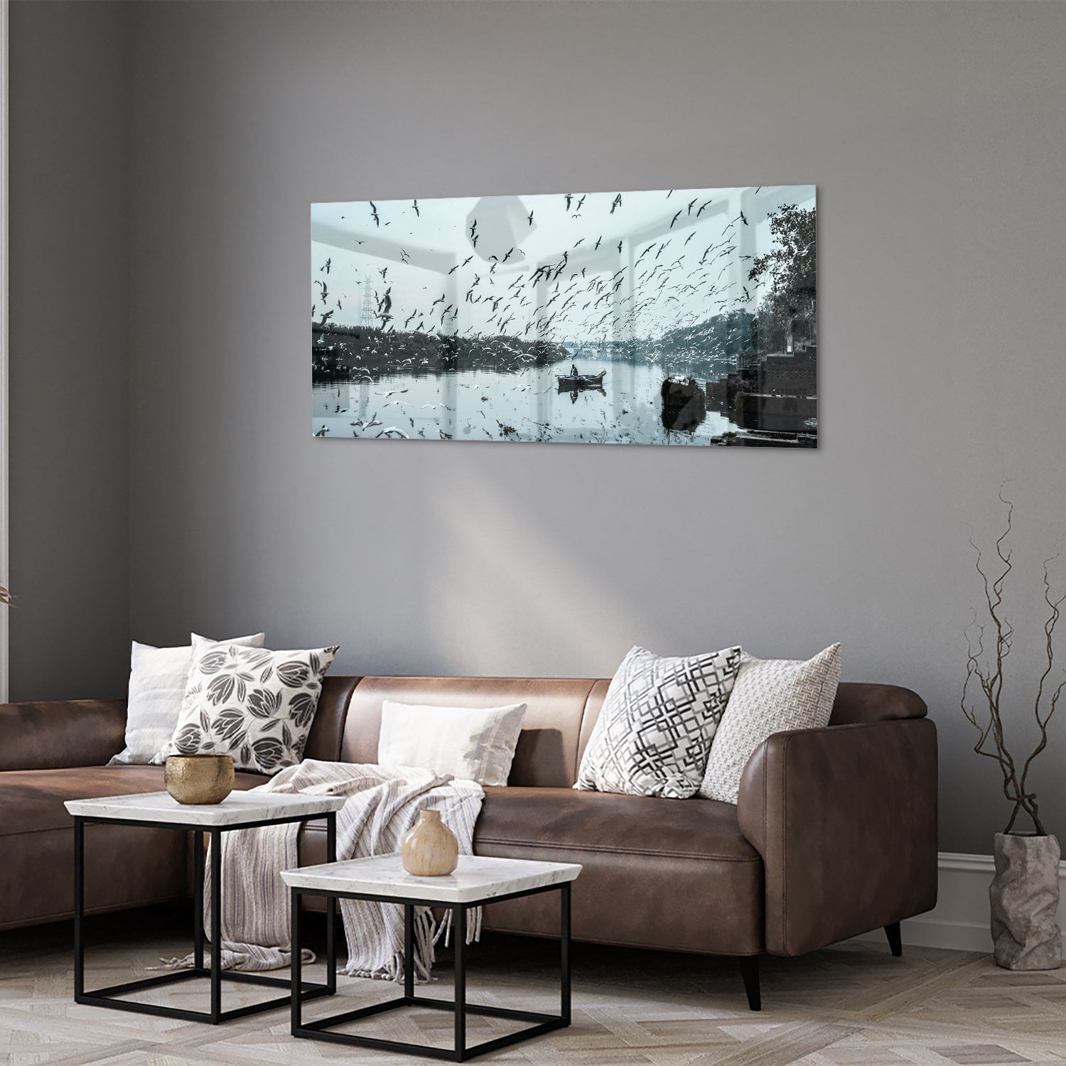 Glazen schilderij van vogels boven kalm water met reflecties.