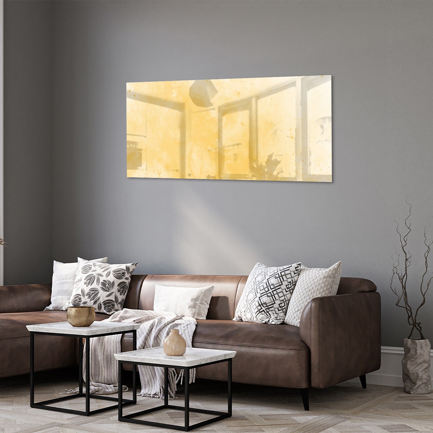 Abstract glazen schilderij in gouden tinten op een witte muur in een moderne woonkamer.