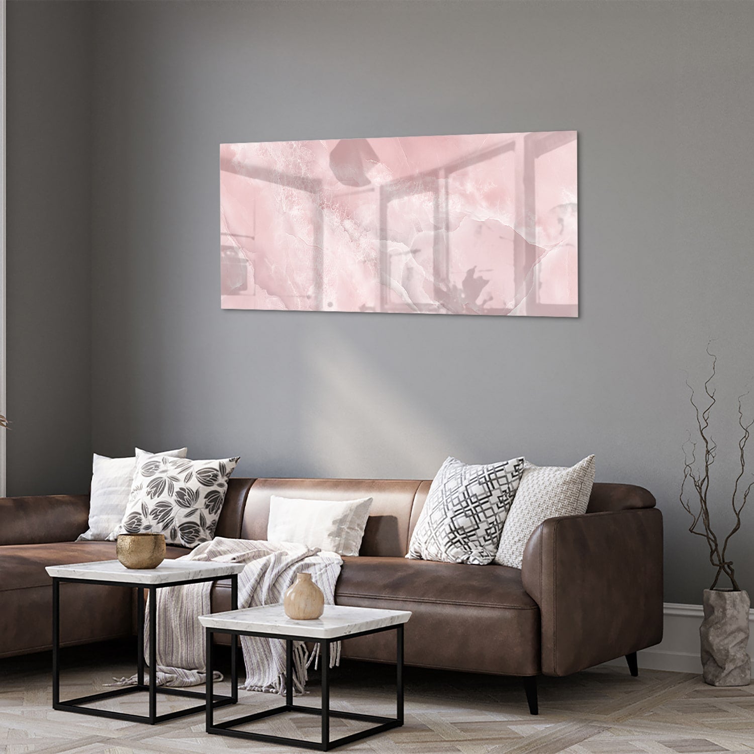Elegant glazen schilderij in zachte roze tinten boven een houten kast.