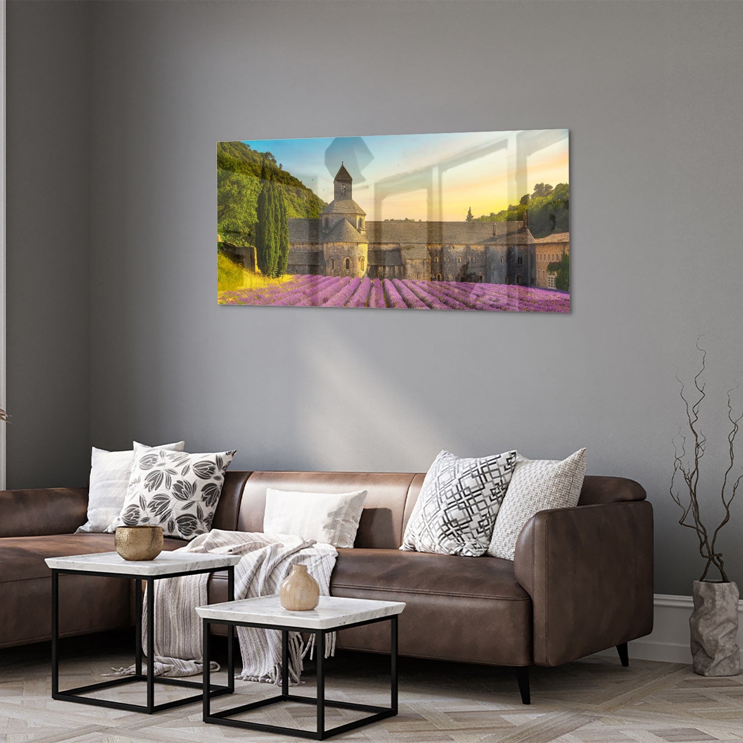 Glazen schilderij van lavendelvelden en een klooster in de Provence