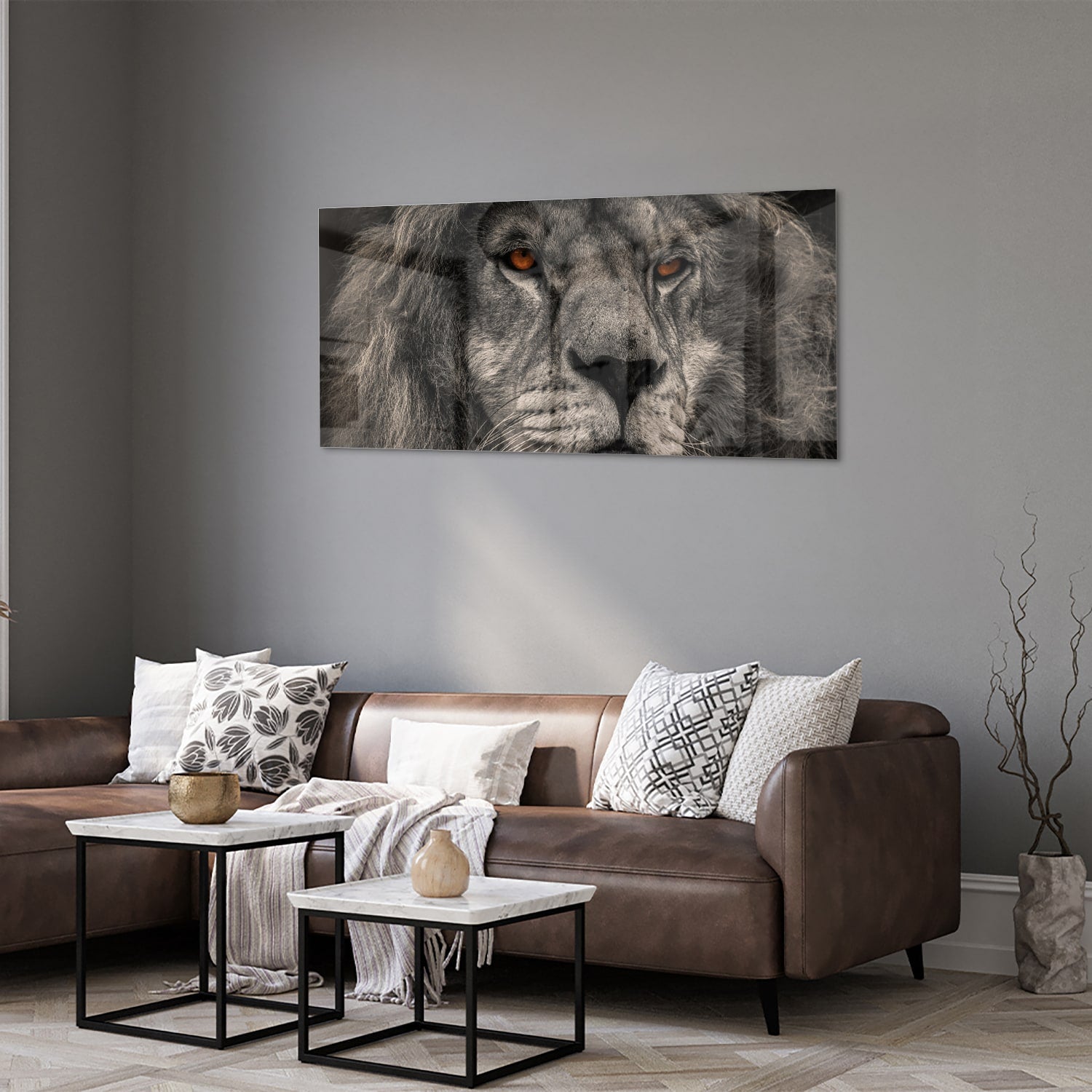 Glazen schilderij van een majestueuze leeuw in zwart-wit, perfect als wanddecoratie.