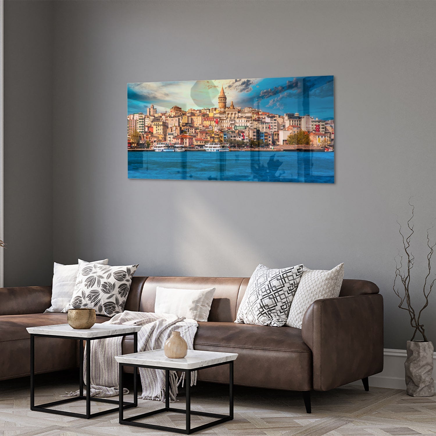 Glazen schilderij van een stad aan zee met kleurrijke gebouwen.