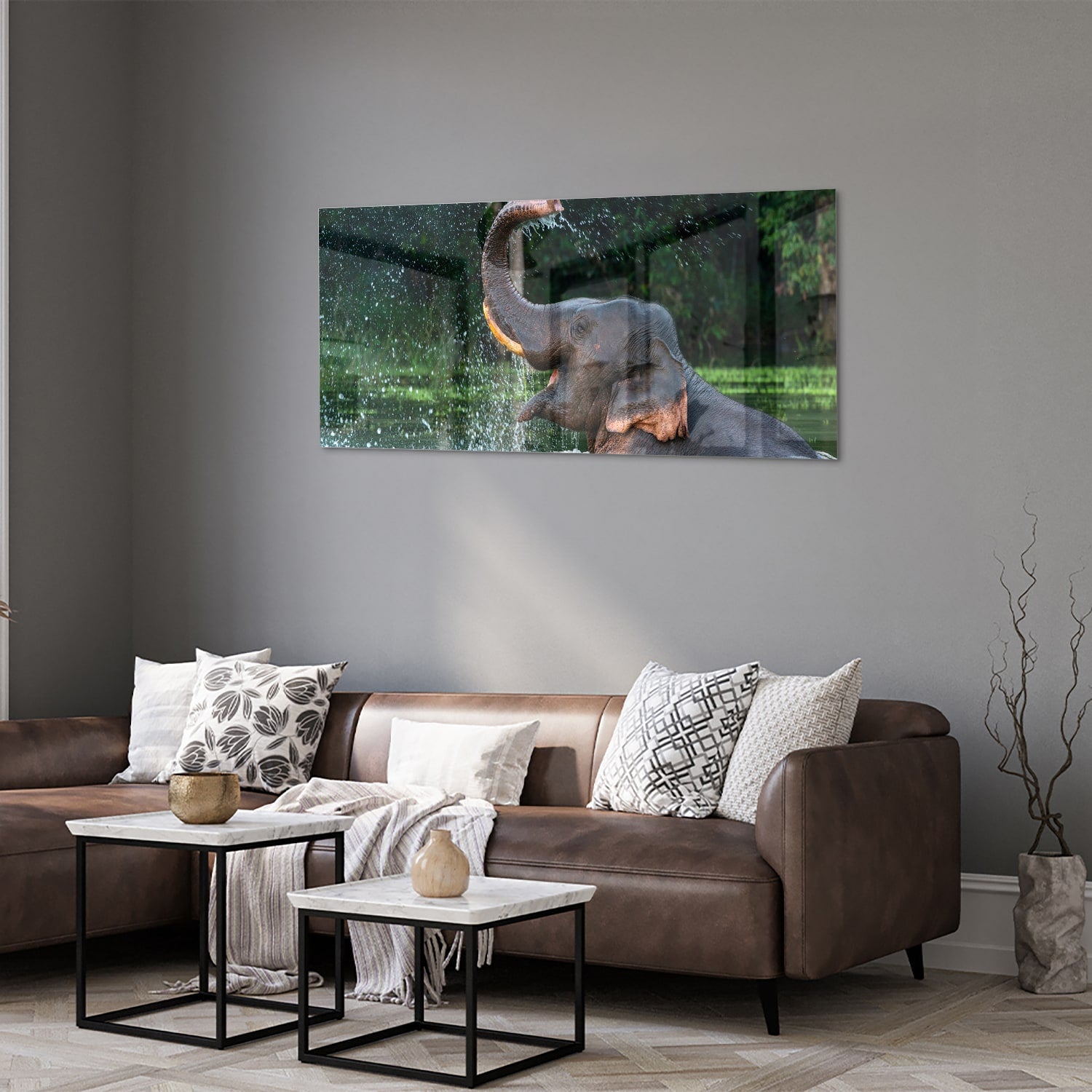 Glazen schilderij van een olifant die speelt in het water
