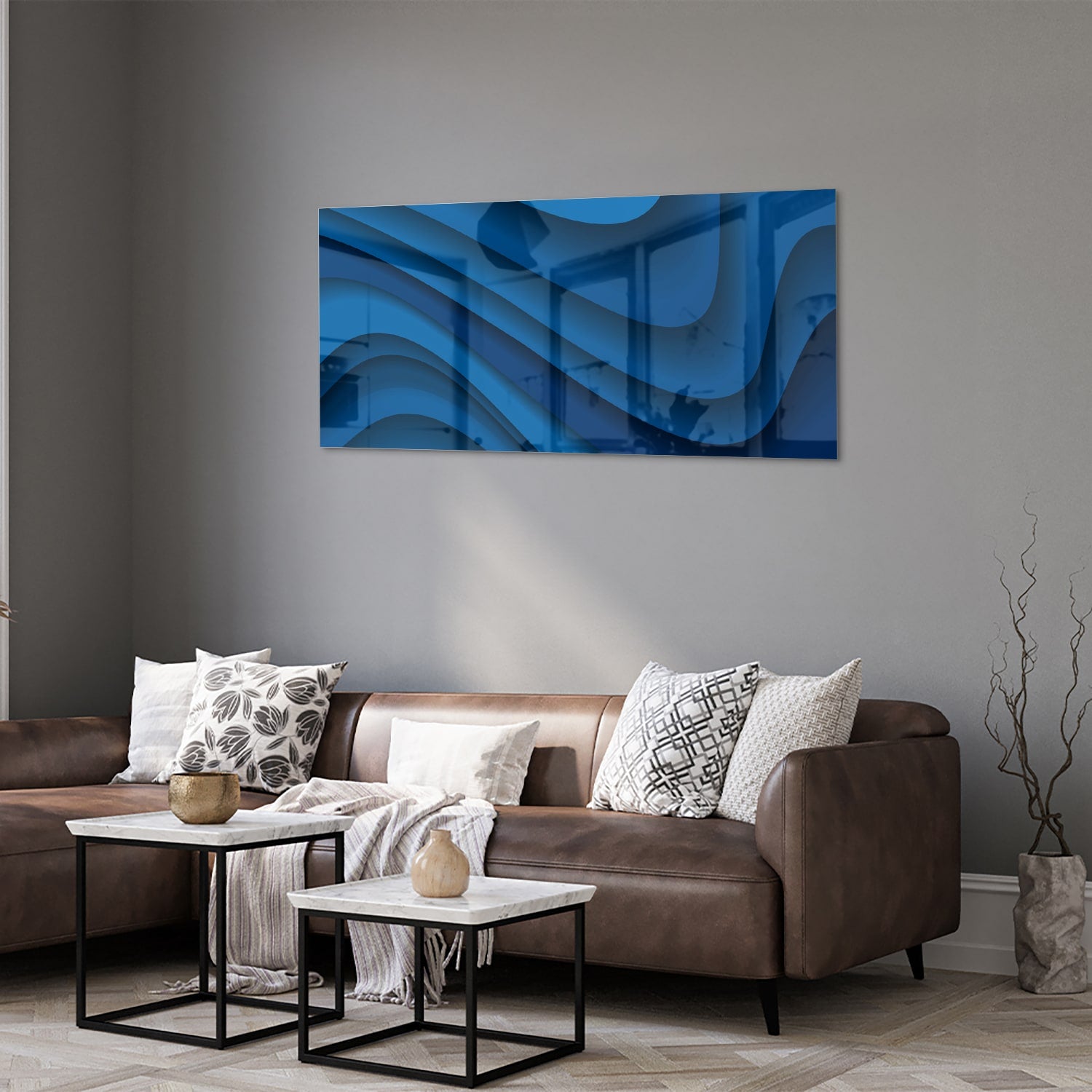 Modern glazen schilderij in abstracte blauwtinten op een muur.