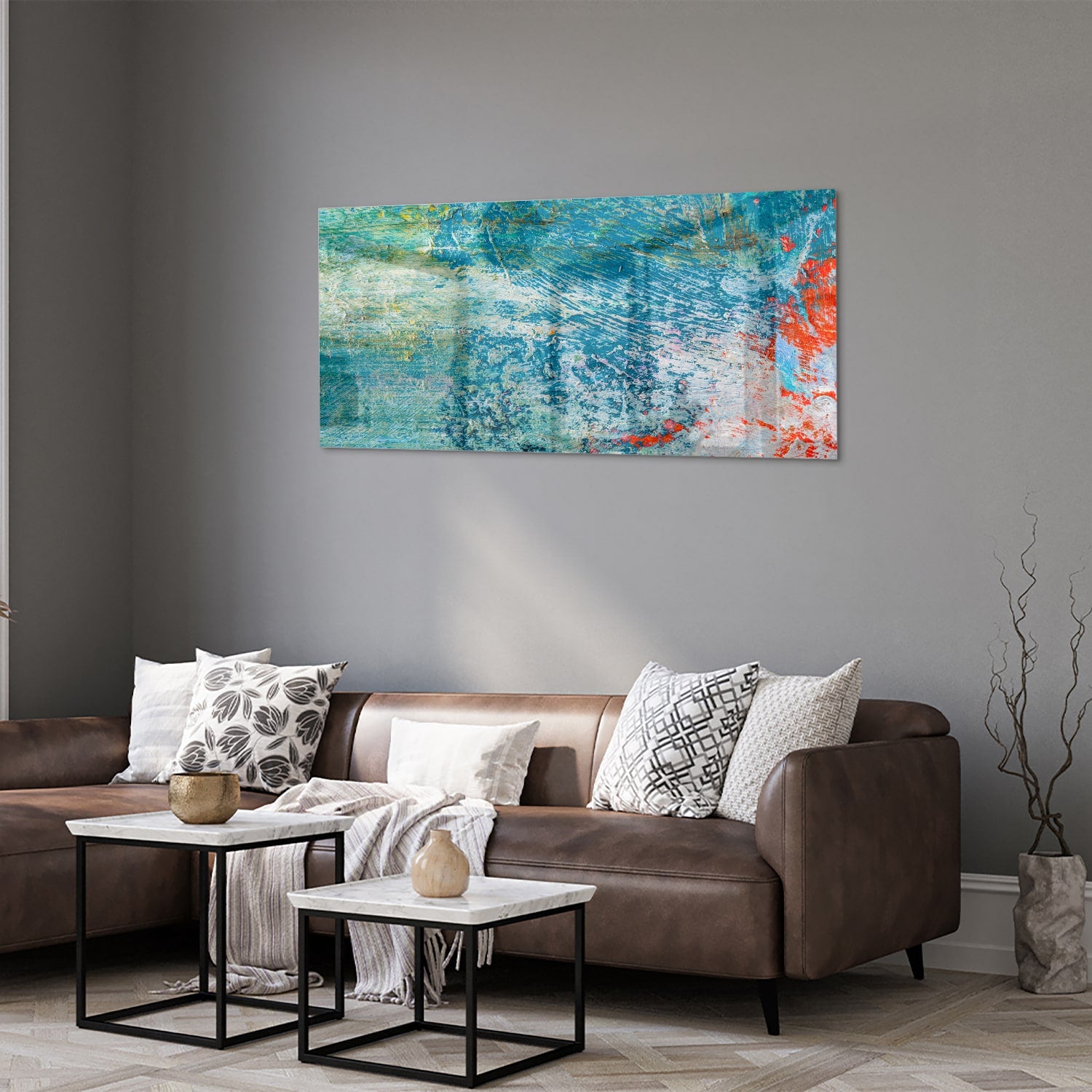 Kleurrijk abstract glazen schilderij aan de muur boven een houten kast
