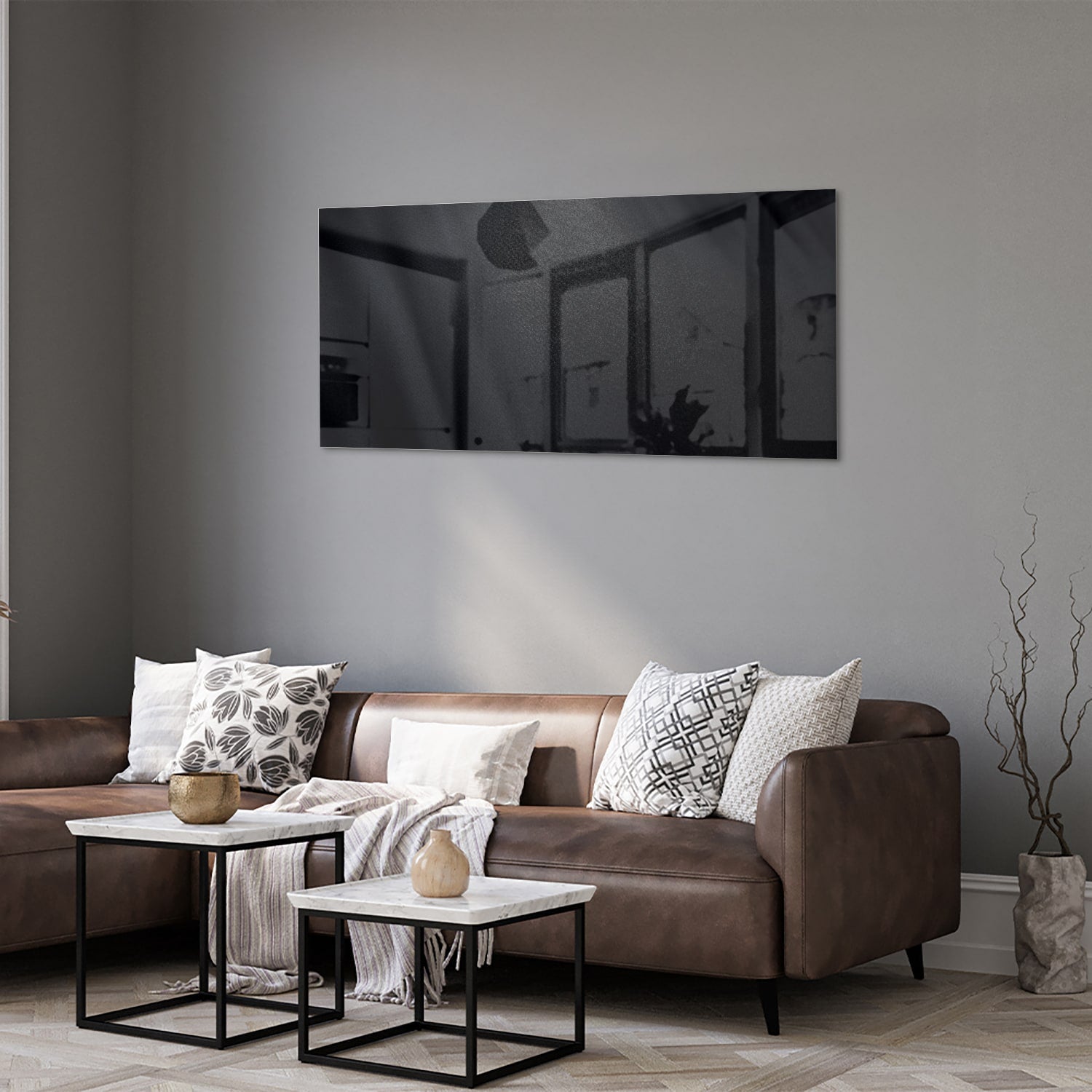 Abstract zwart glazen schilderij aan de muur boven een houten kast
