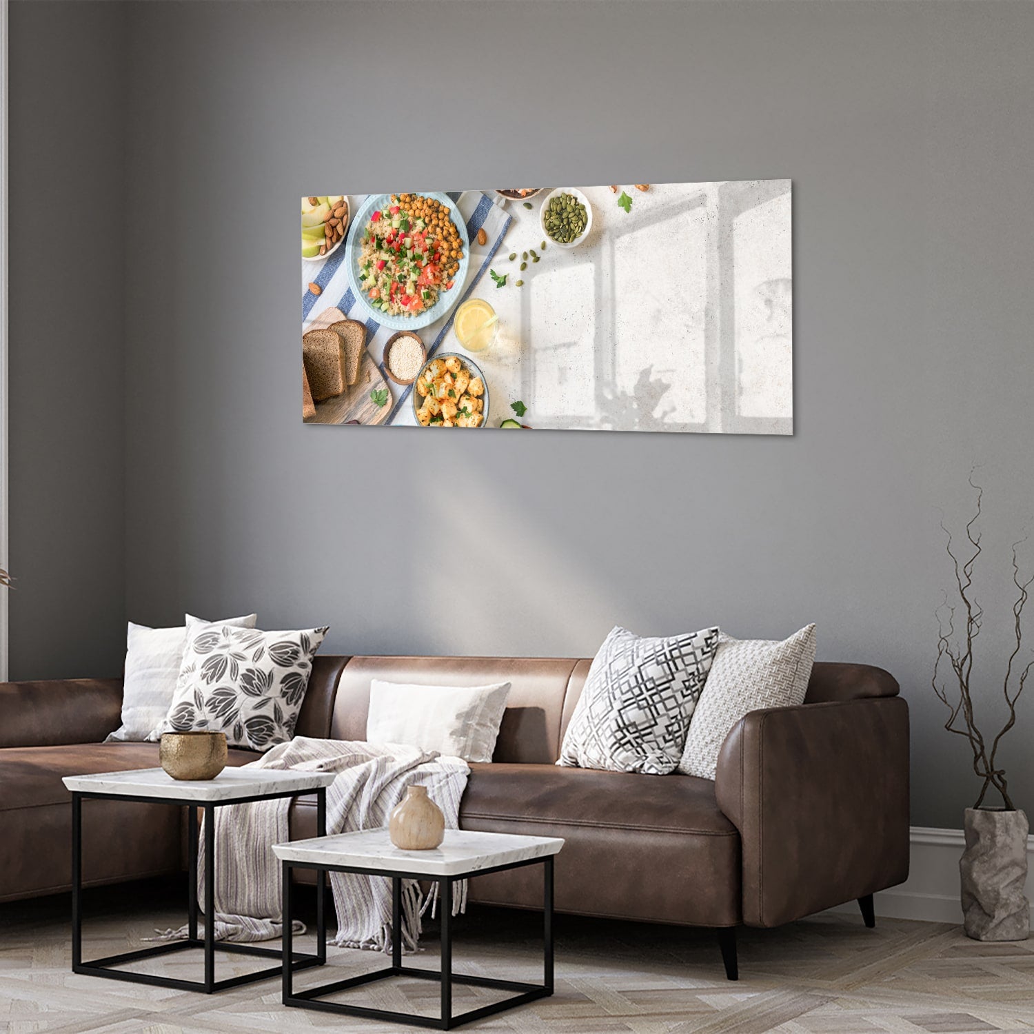 Kleurrijk glazen schilderij met een variteit aan verse gerechten en ingredinten, ideaal voor keukeninspiratie.