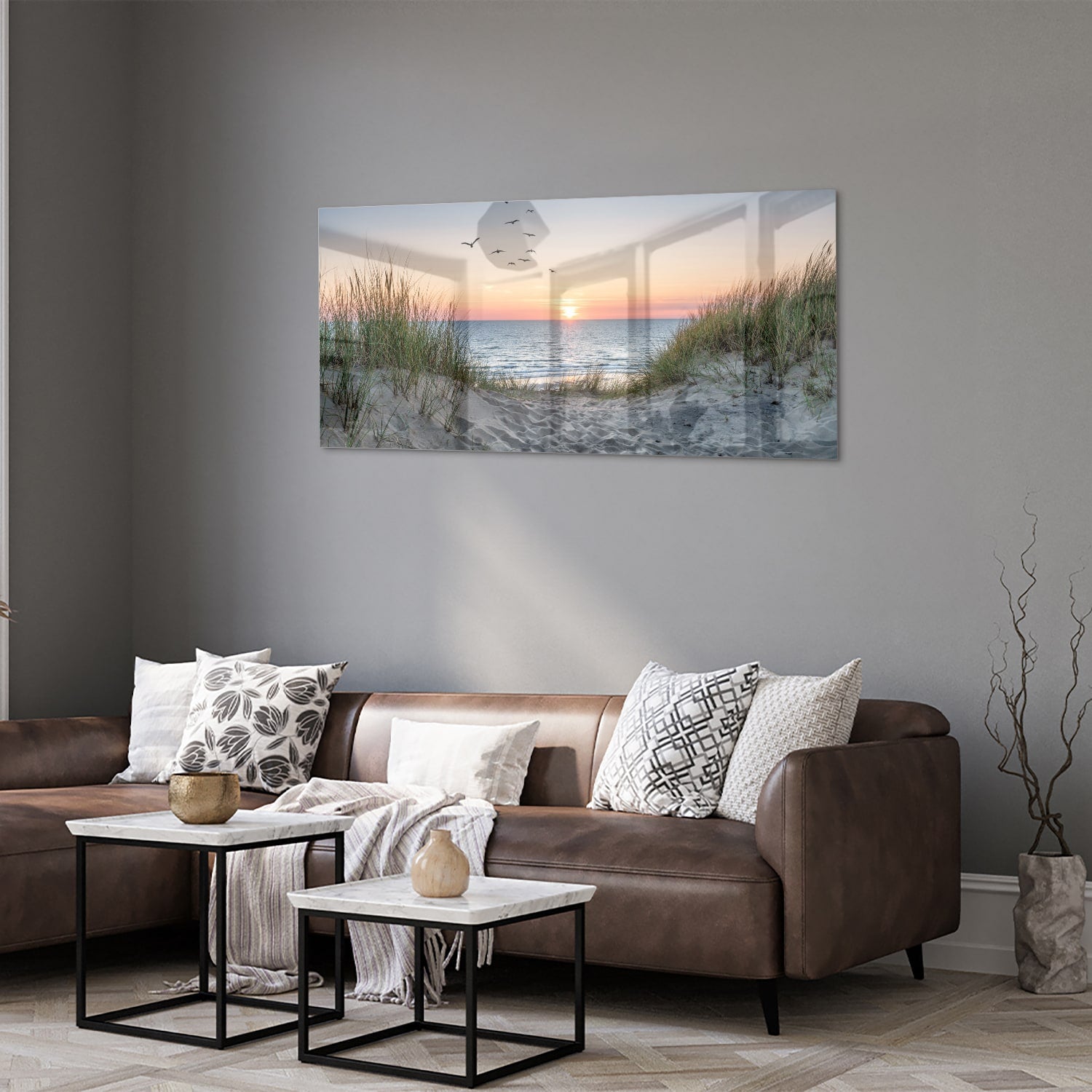 Glazen schilderij van een serene zonsondergang boven de zee met gras en vogels