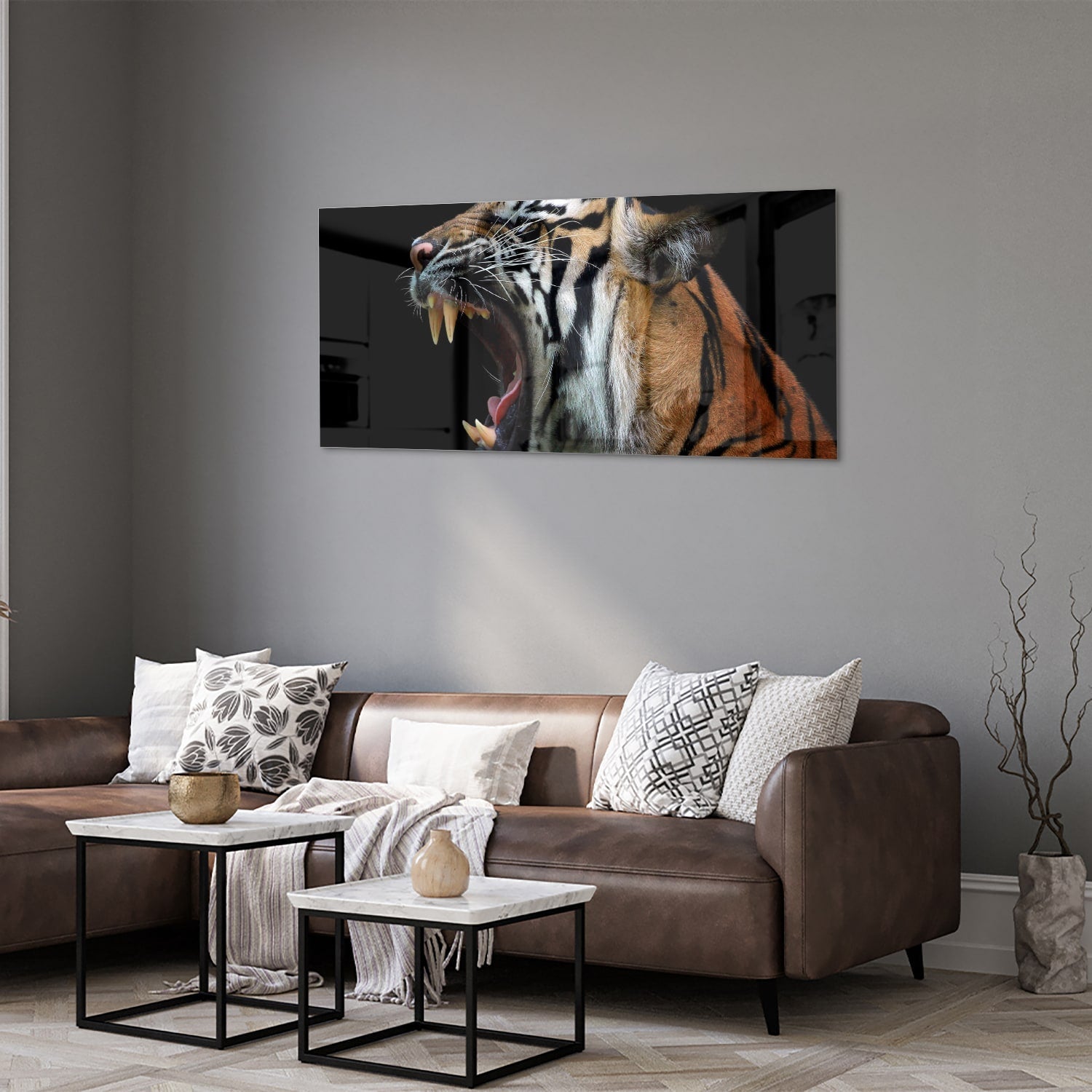 Glazen schilderij van een brullende tijger aan de muur in een stijlvolle kamer.