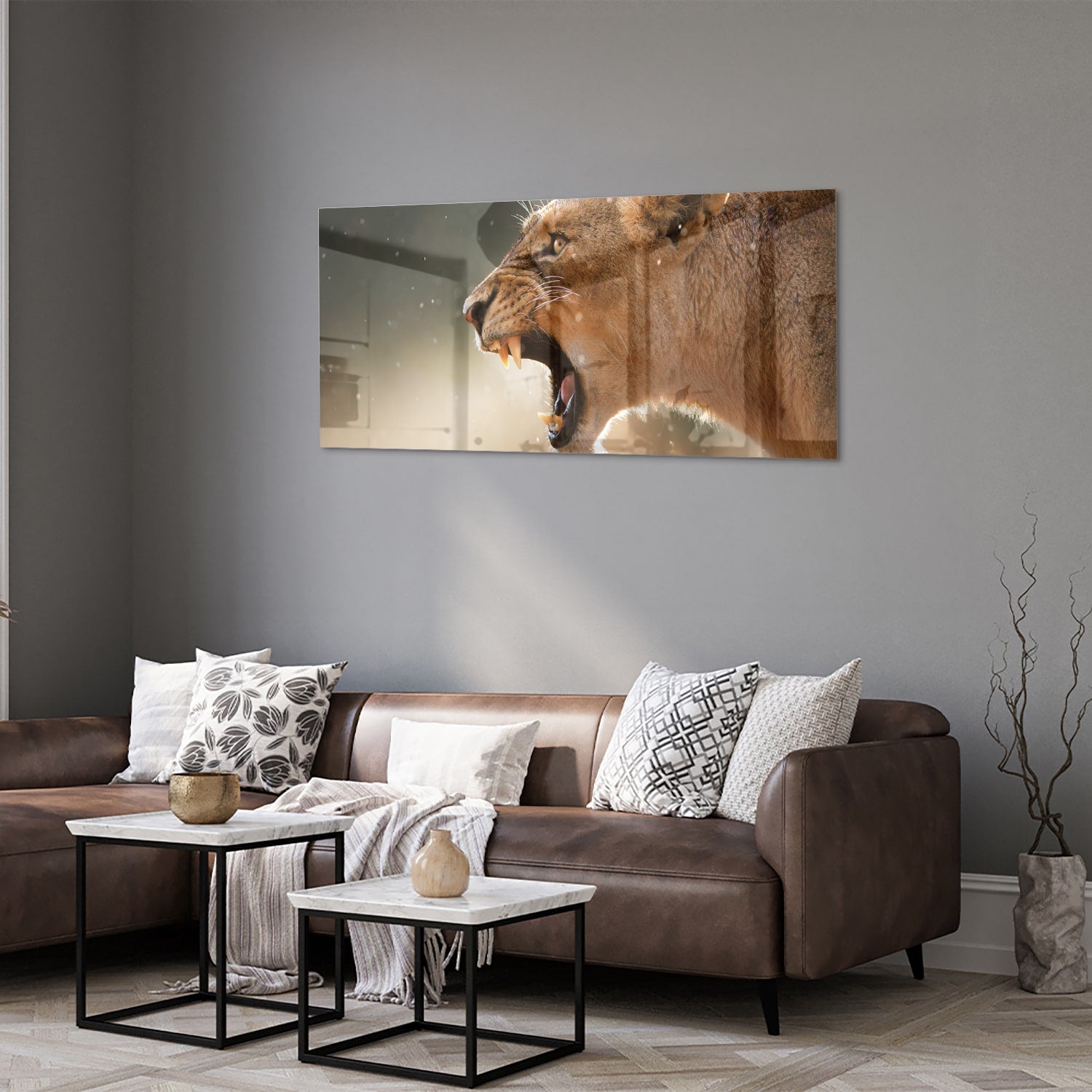 Glazen schilderij van een brullende leeuw, bijzonder kunstwerk voor aan de muur.