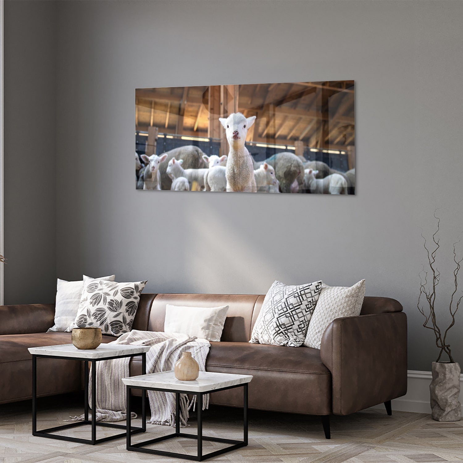 Glazen schilderij met lammetjes in een stal, perfect voor huisdecoratie.
