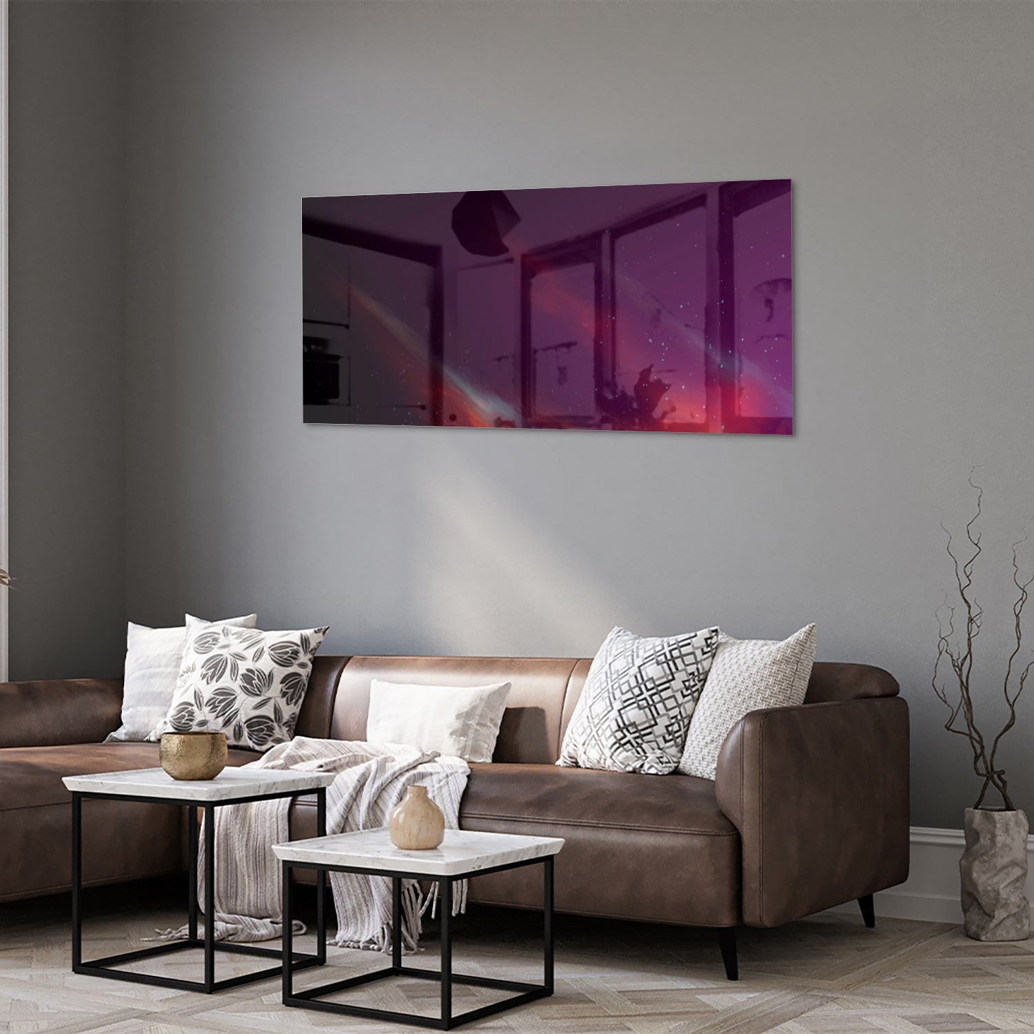 Een kleurrijk glazen schilderij met abstracte vormen in een moderne woonkamer.