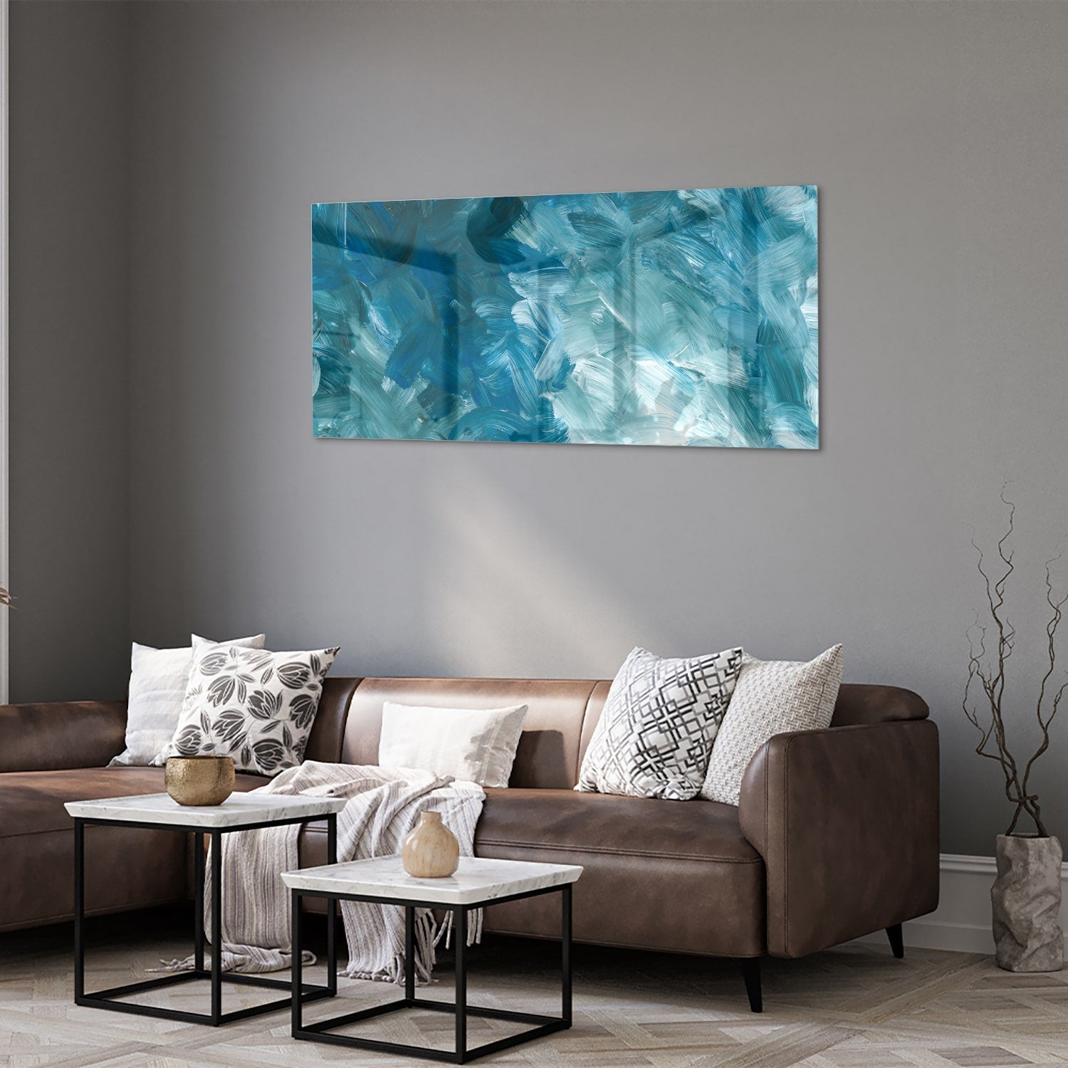 Abstract glazen schilderij met verschillende tinten blauw aan de muur.