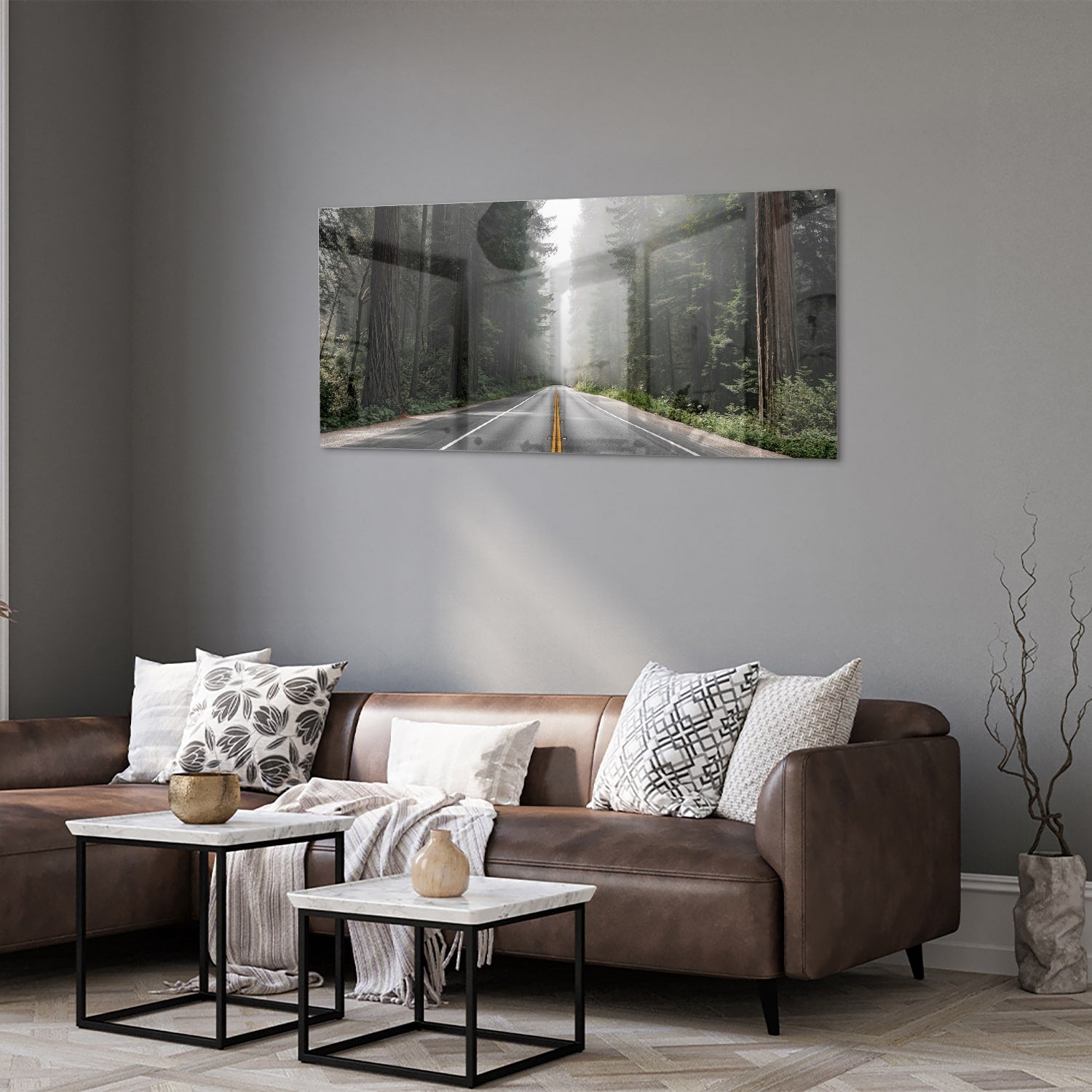 Glazen schilderij van een mistige weg omgeven door bomen in een interieur.