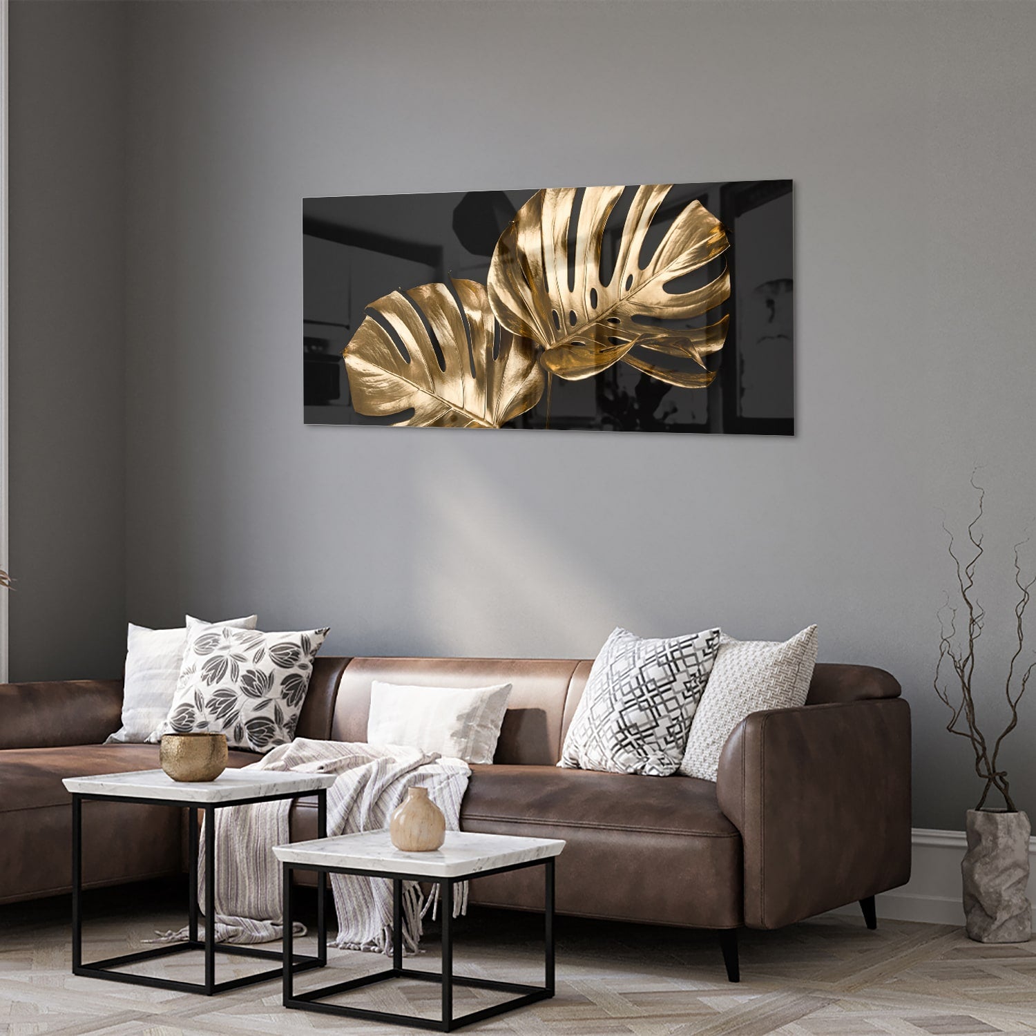 Gouden glazen schilderij met monstera bladeren aan de muur