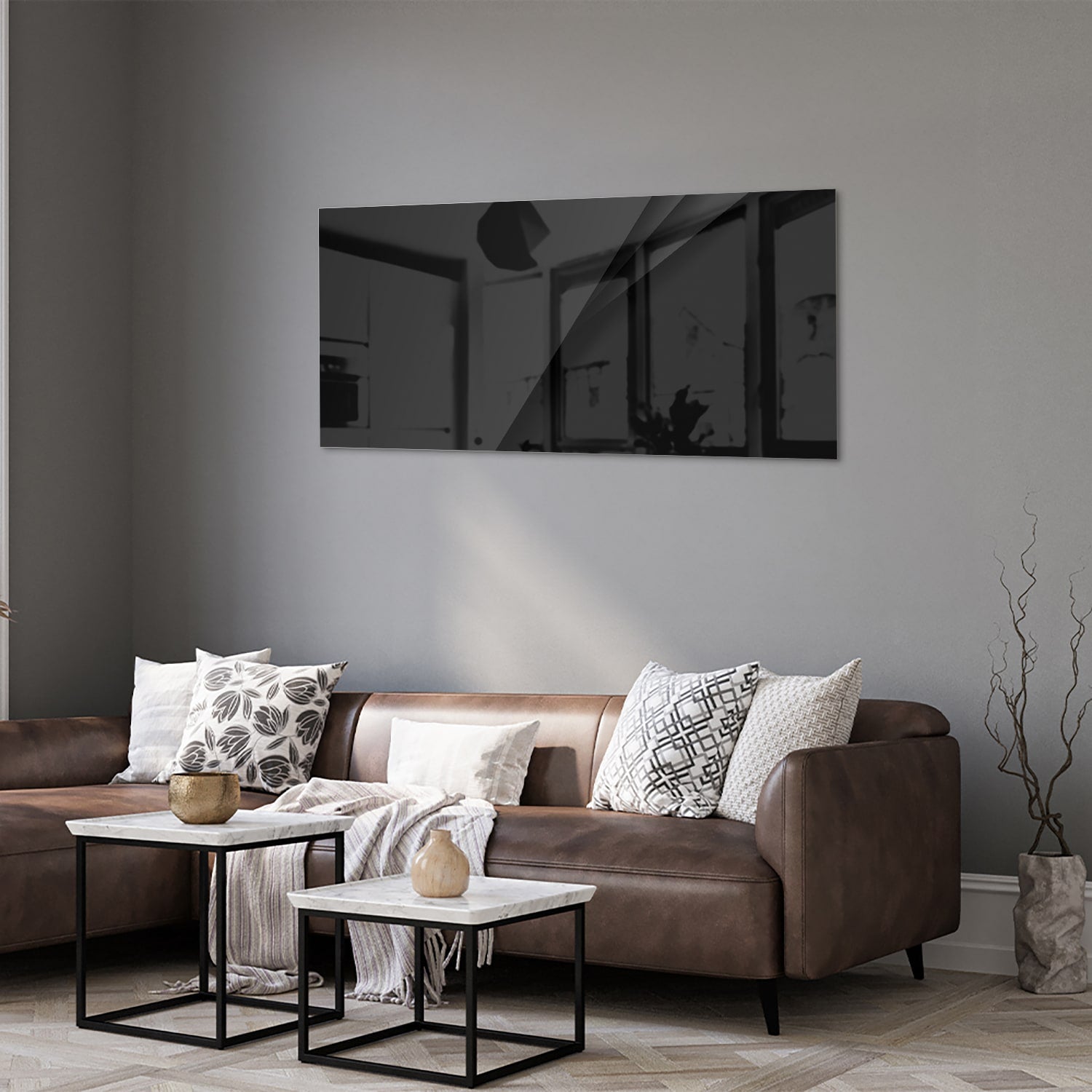 Zwart glazen schilderij aan een lichte muur in een modern interieur.
