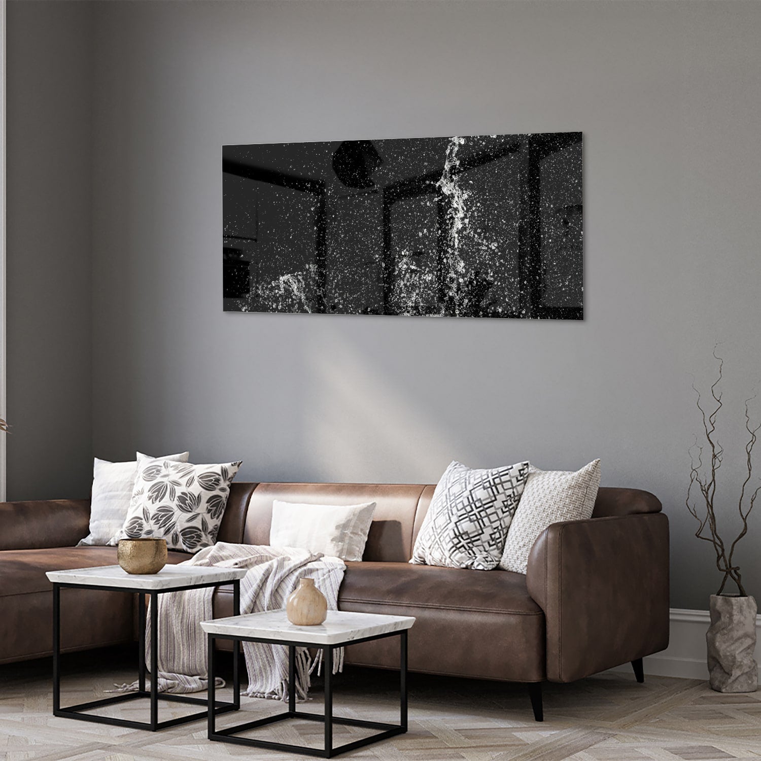 Zwart-wit glazen schilderij met een dynamisch spatwatereffect aan de muur.