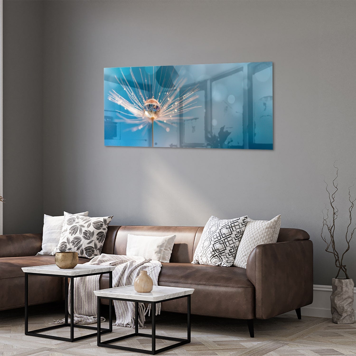 Glazen schilderij van een dandelion op een blauwe achtergrond