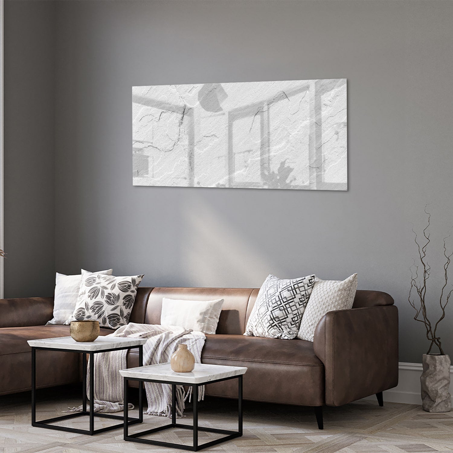 Minimalistisch glazen schilderij in grijstinten aan de muur boven een houten meubel.