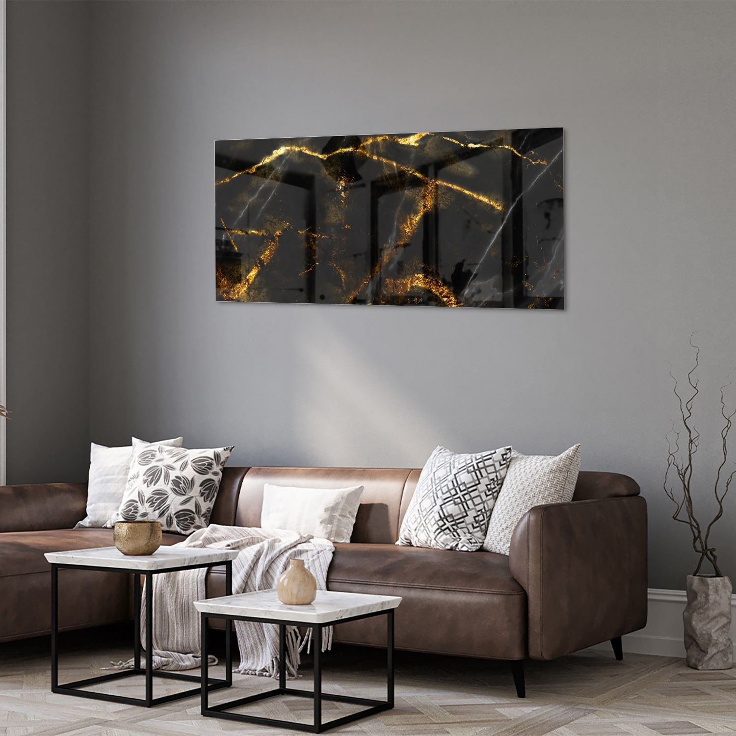 Glazen schilderij met zwart en gouden marmerdesign aan de muur