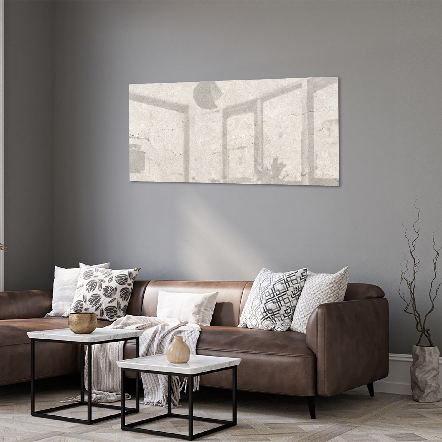 Elegant glazen schilderij met schaduwdetails aan een muur in een moderne woonkamer.