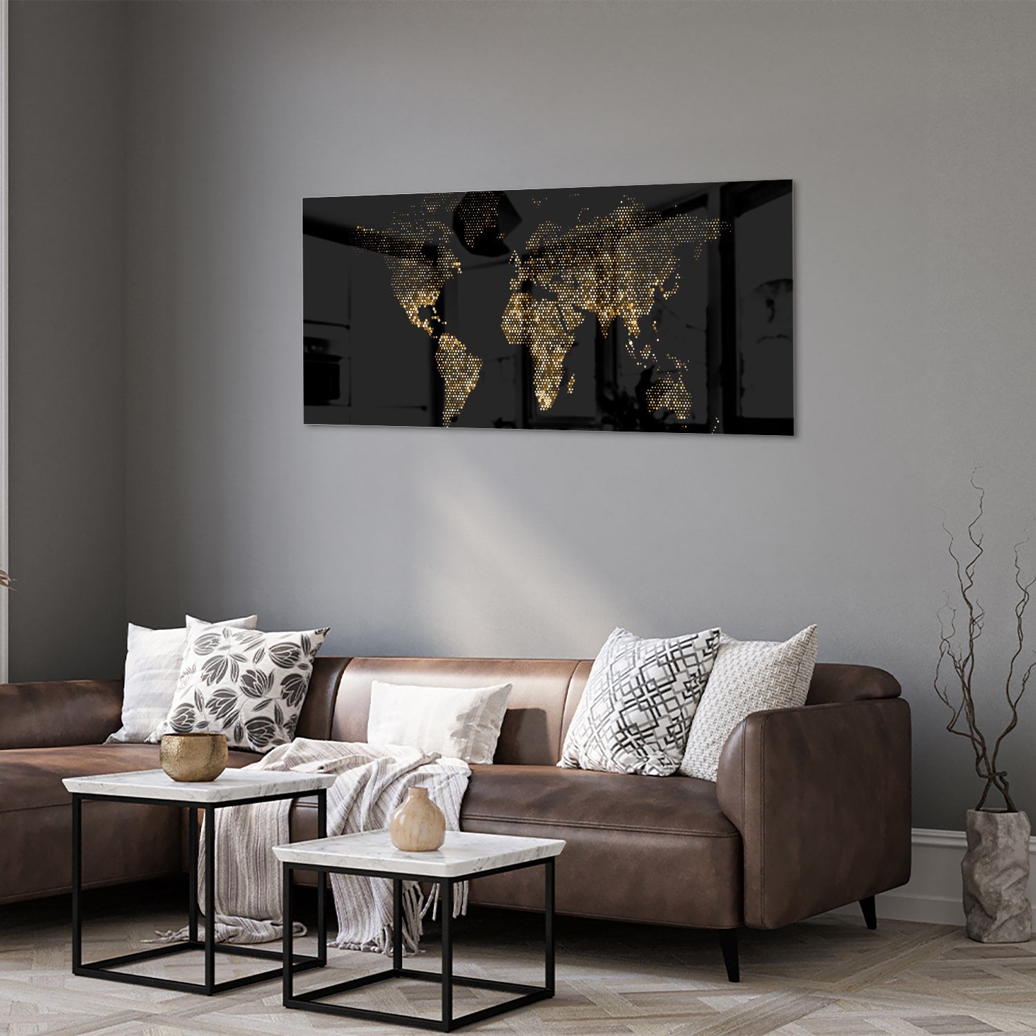 Glazen schilderij van een wereldkaart in zwart met gouden accenten