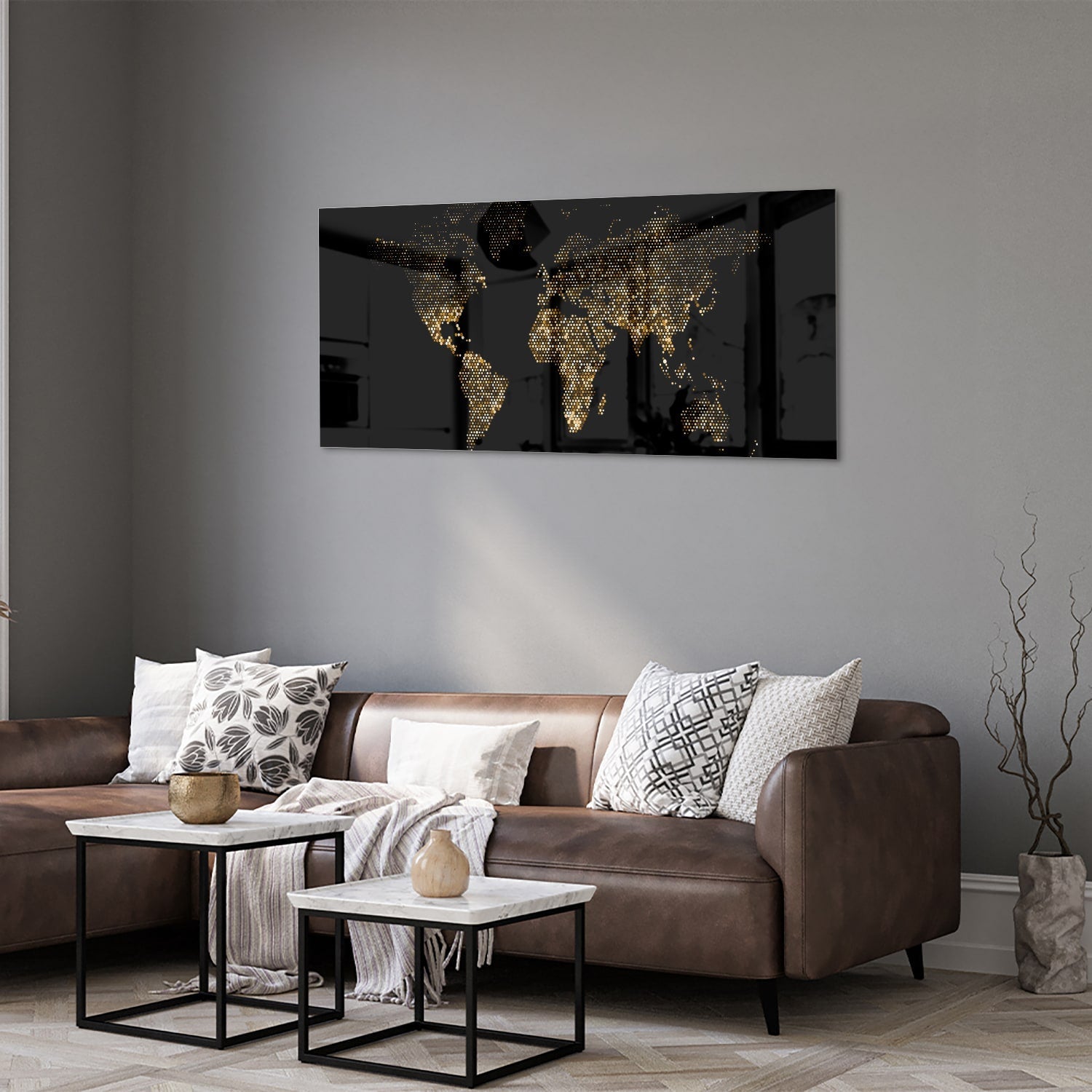 Glazen schilderij van een wereldkaart in zwart met gouden accenten