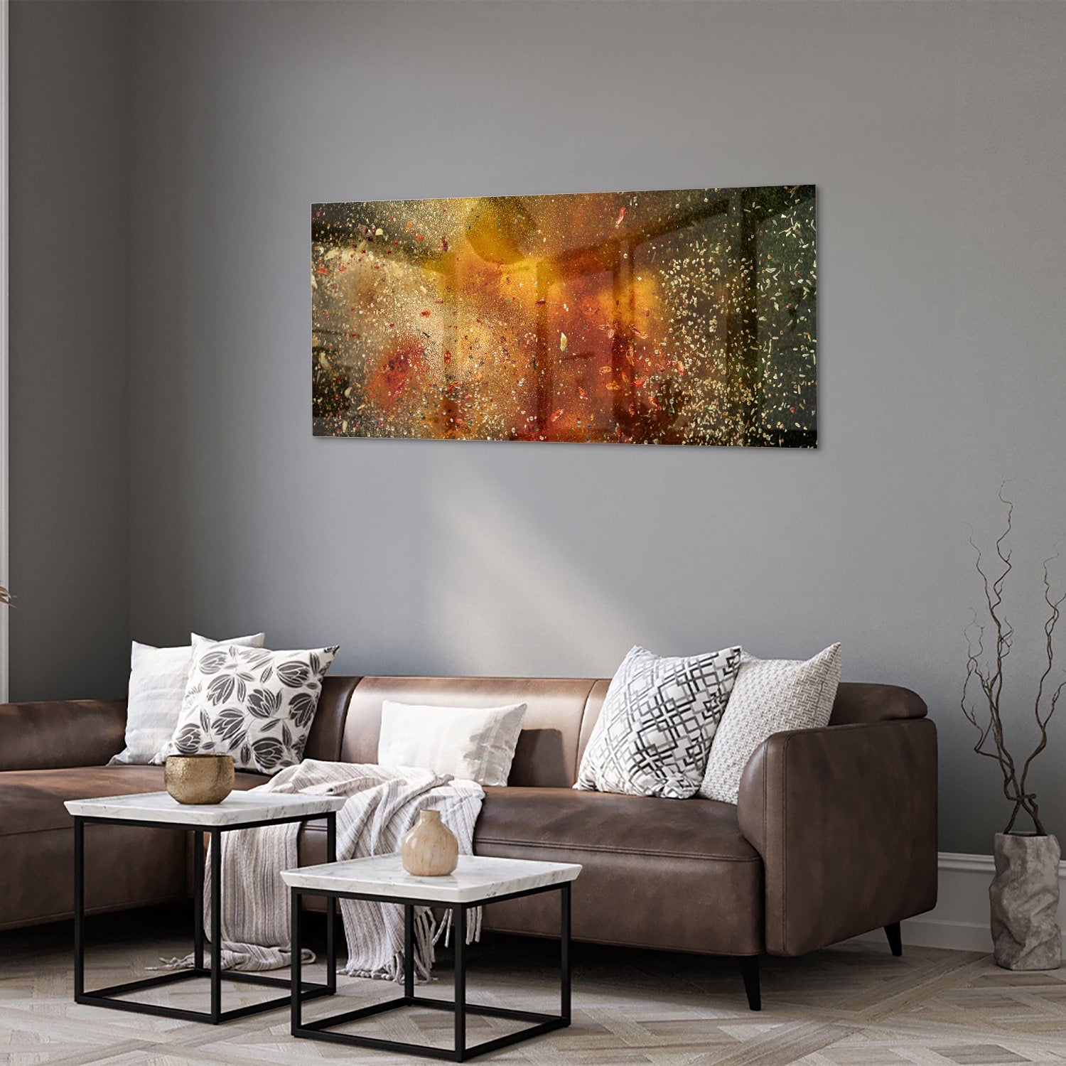 Abstract glazen schilderij met glinsterende warme kleuren in een moderne woonkamer.